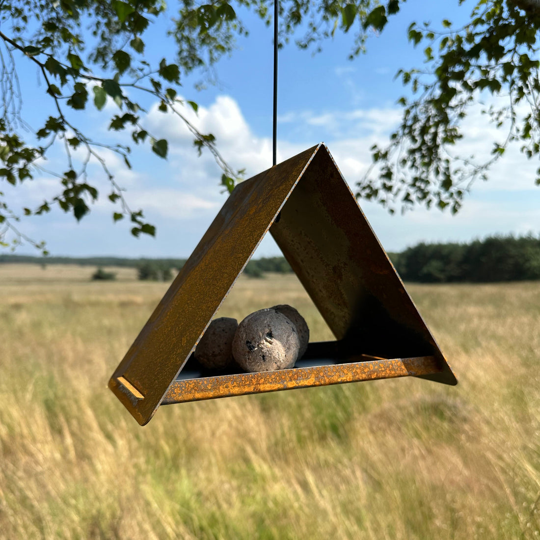 Vogelvoederhuis JUPITER – hangend cortenstalen vogelhuis met staaldraad