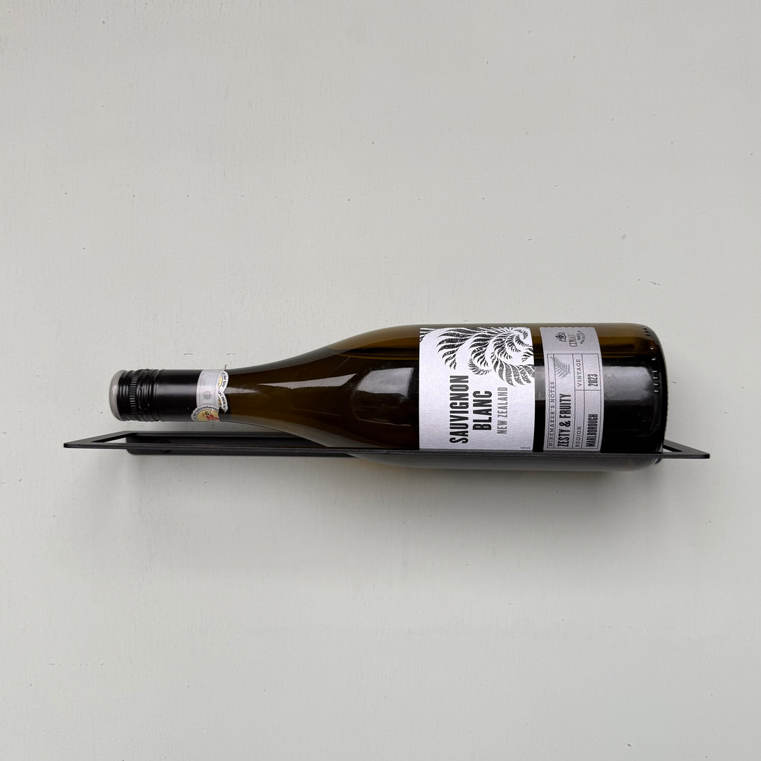 Wijnrek SOLOVINO – wandrek voor 1 wijnfles, zwart staal