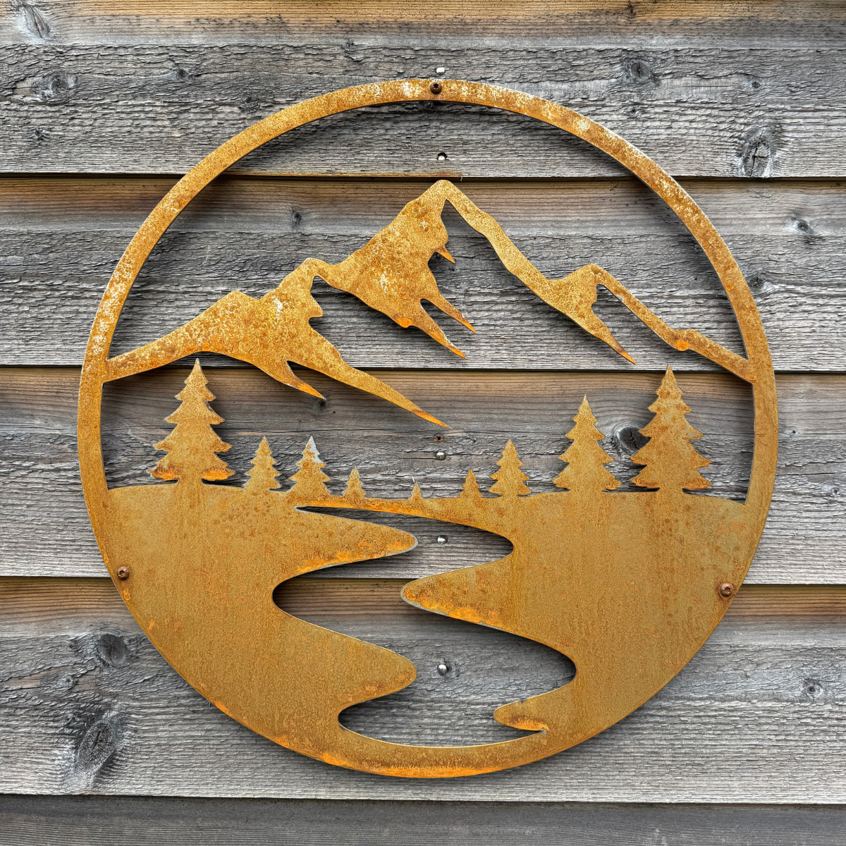 Cortenstalen wanddecoratie ALPEN met berglandschap, ronde metalen muurdecoratie van 450 mm voor tuinmuur of gevel.