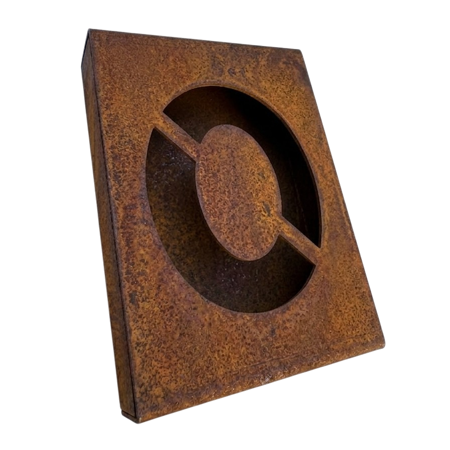 Compact huisnummerbord van cortenstaal met roestpatina, geschikt voor nummers en letters, voor gevels van woningen en bedrijfspanden.