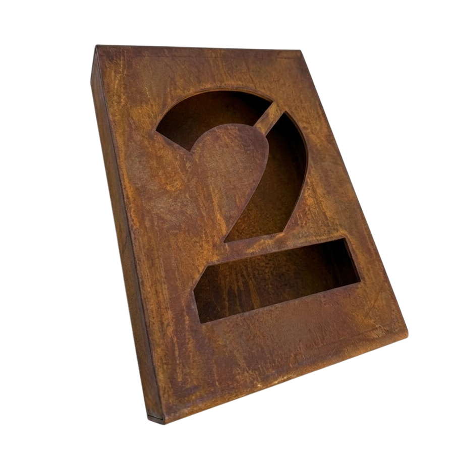 Compact huisnummerbord van cortenstaal met roestpatina, geschikt voor nummers en letters, voor gevels van woningen en bedrijfspanden.