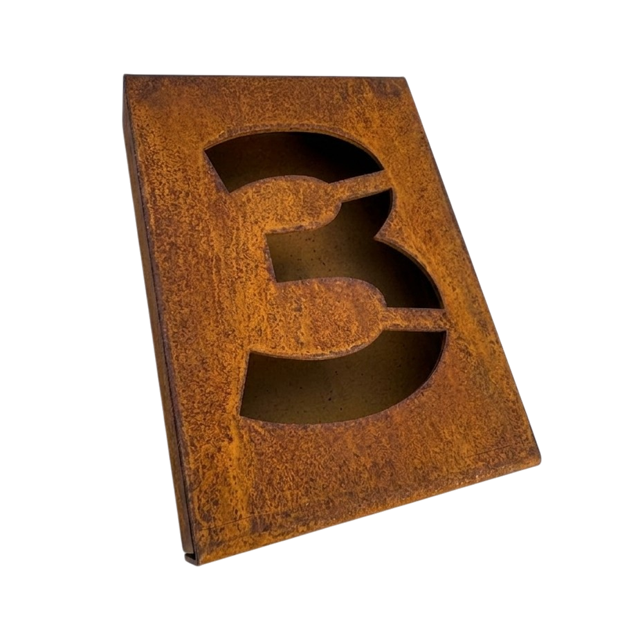 Compact huisnummerbord van cortenstaal met roestpatina, geschikt voor nummers en letters, voor gevels van woningen en bedrijfspanden.