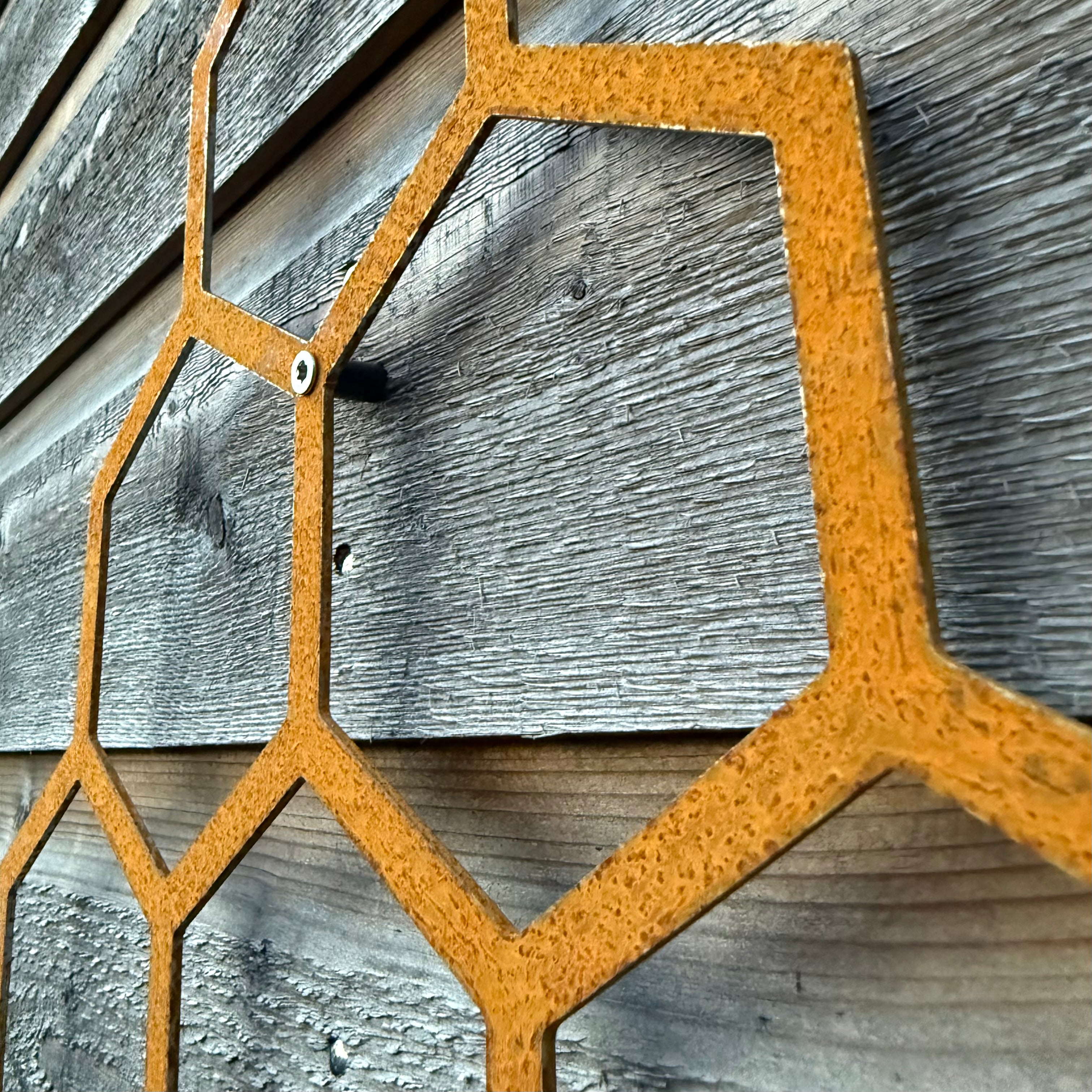 Klimplantrek HIVE van cortenstaal met hexagon motief voor klimplanten aan de buitenmuur