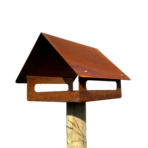 Design vogelvoederhuis ZWAAIJ van cortenstaal met zadeldak, geschikt voor montage op een losse paal (niet inbegrepen)