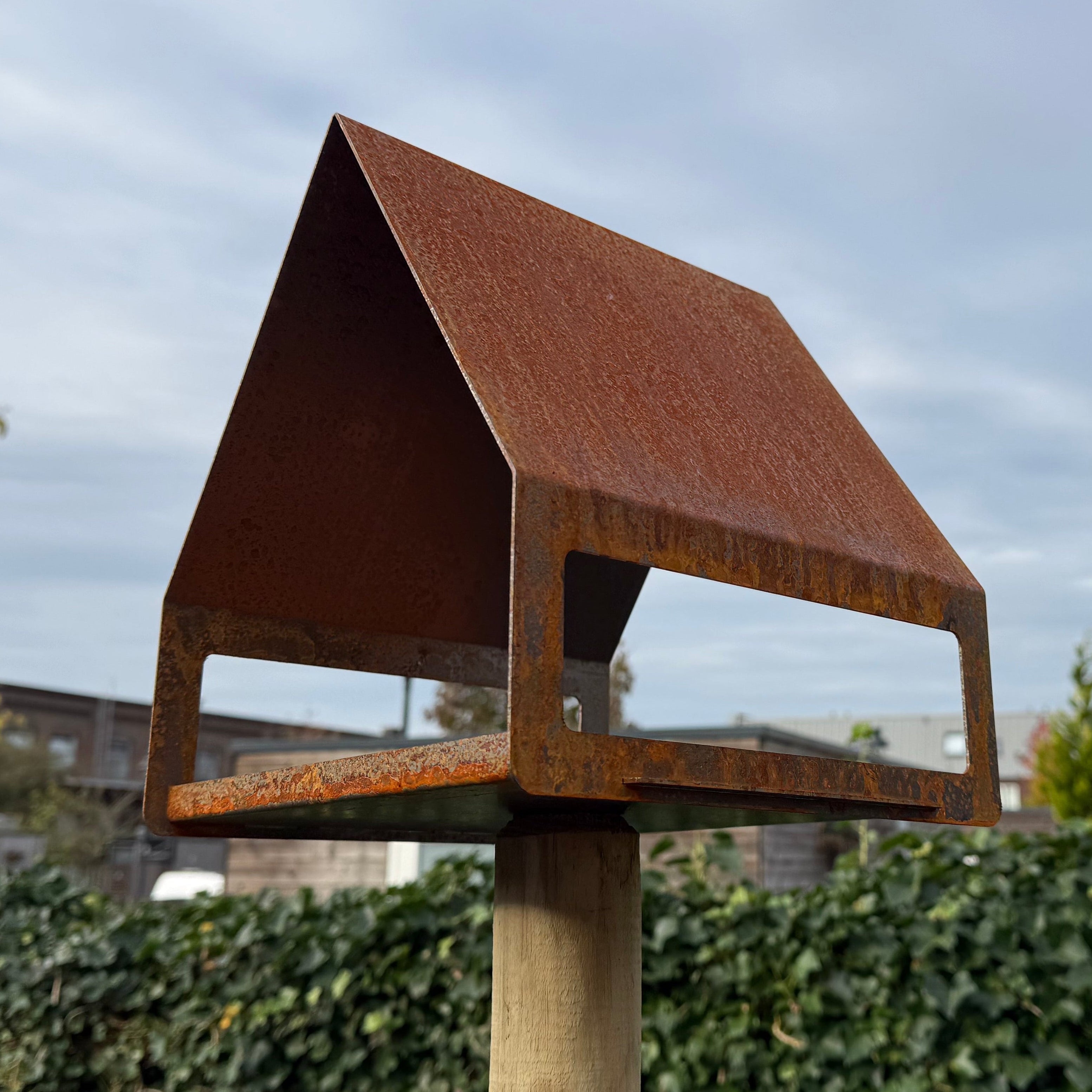 Design vogelvoederstation NIDO met strakke vormgeving, duurzaam en weerbestendig