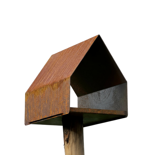 Vogelvoederhuis LUMOS van cortenstaal met zadeldak, paalmodel van Stalen Design