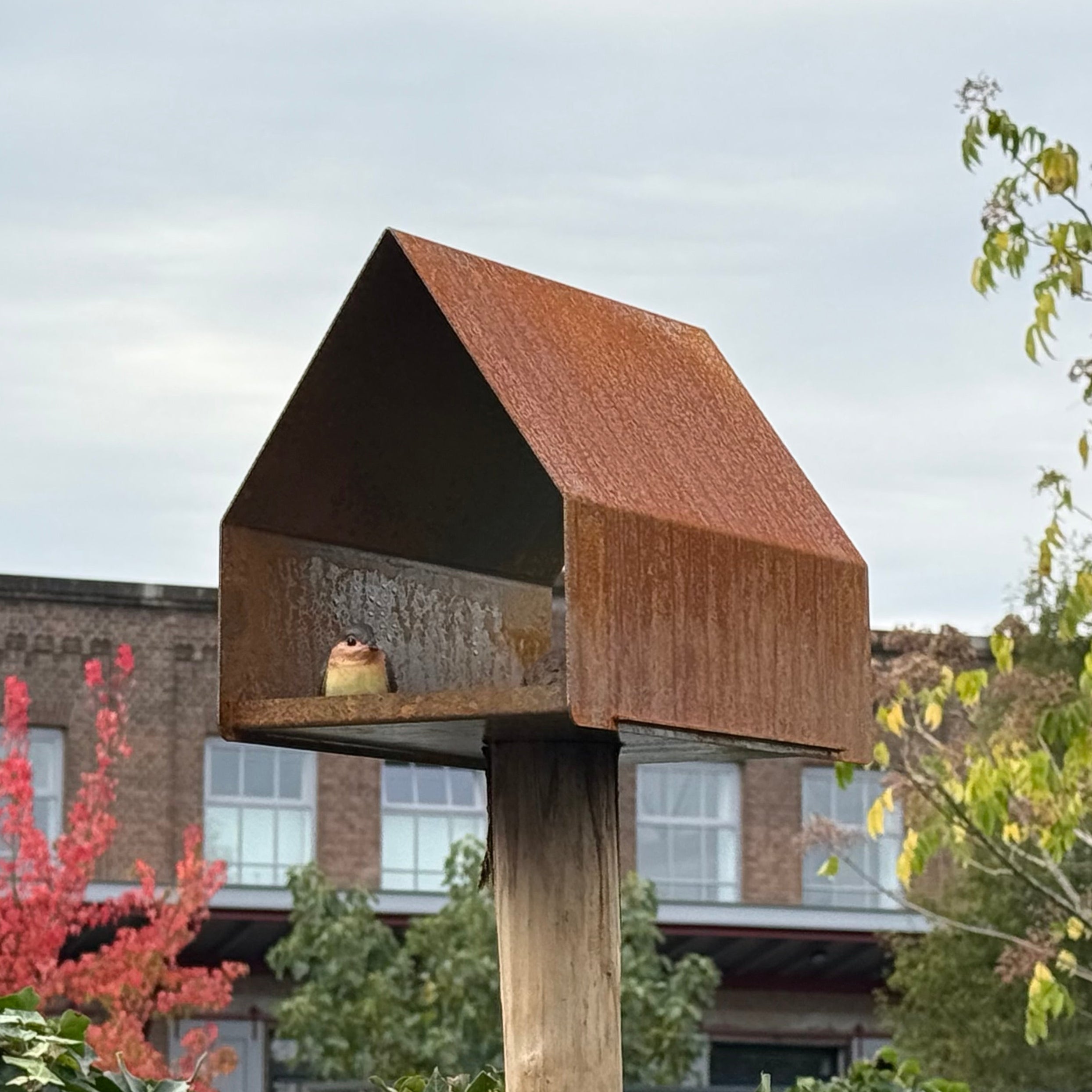 Vogelvoederhuis LUMOS van cortenstaal met zadeldak, paalmodel van Stalen Design