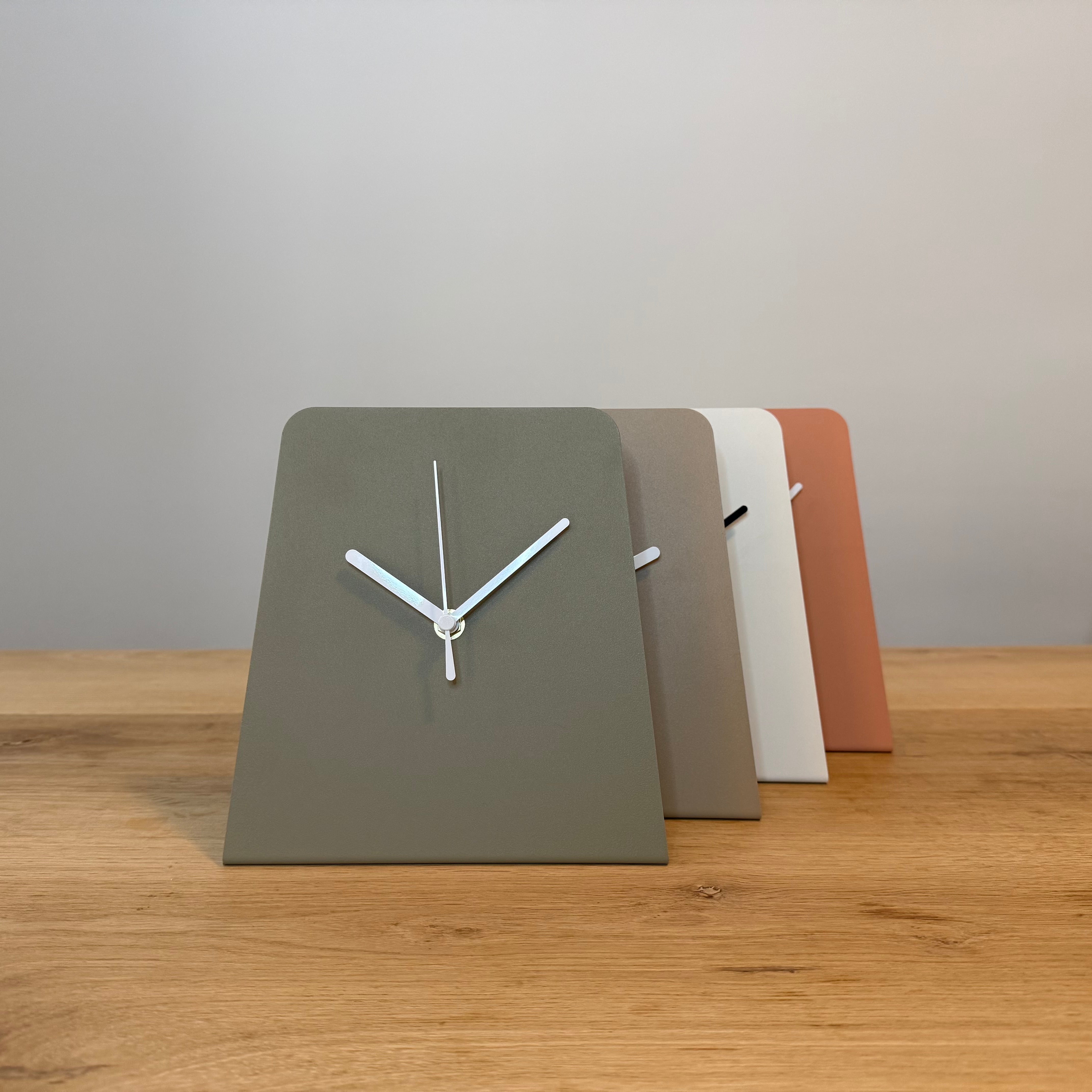 Design tafelklok TOTH van gepoedercoat staal, strak Nederlands ontwerp