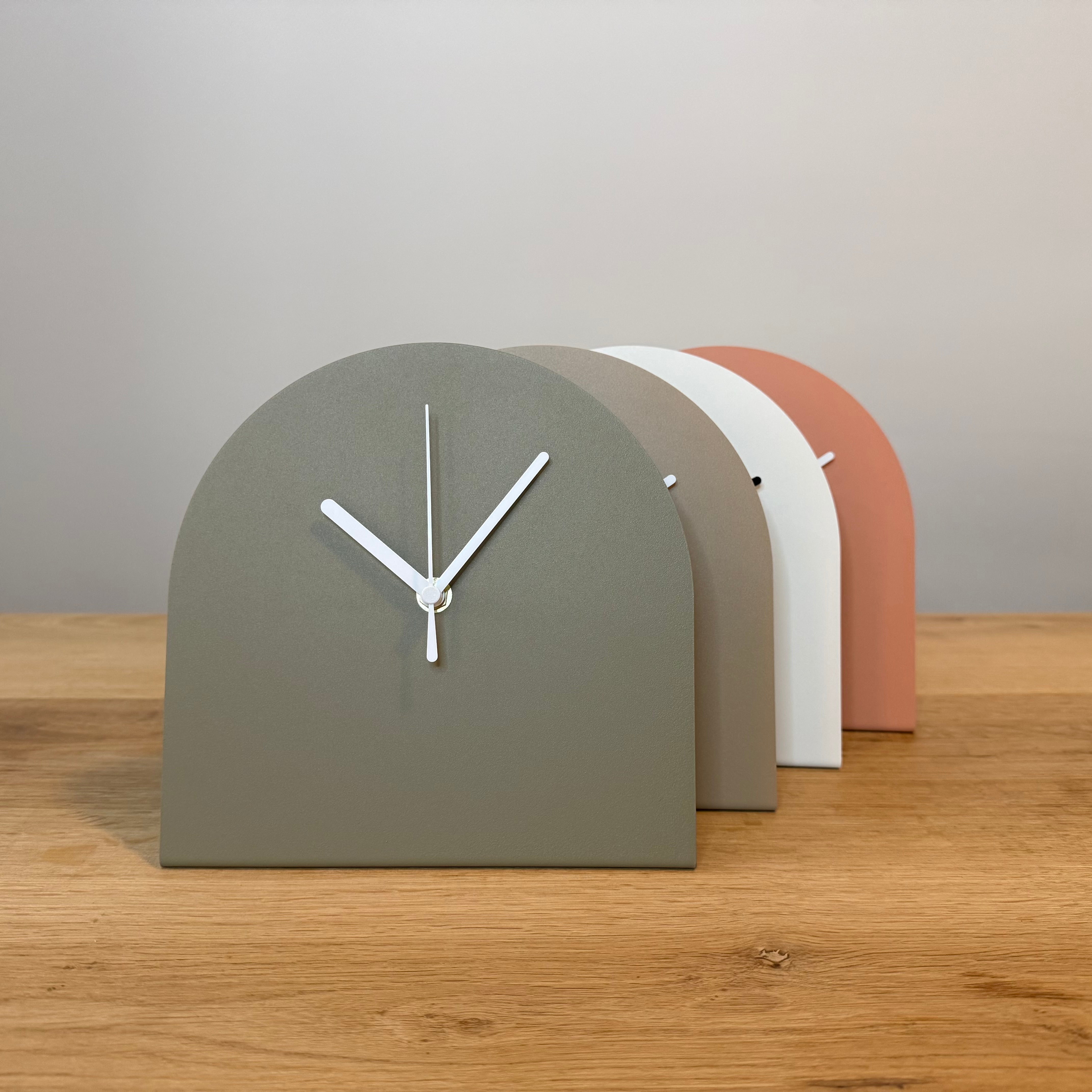 Stalen tafelklok BURGL in kleurcoating, minimalistisch Nederlands design