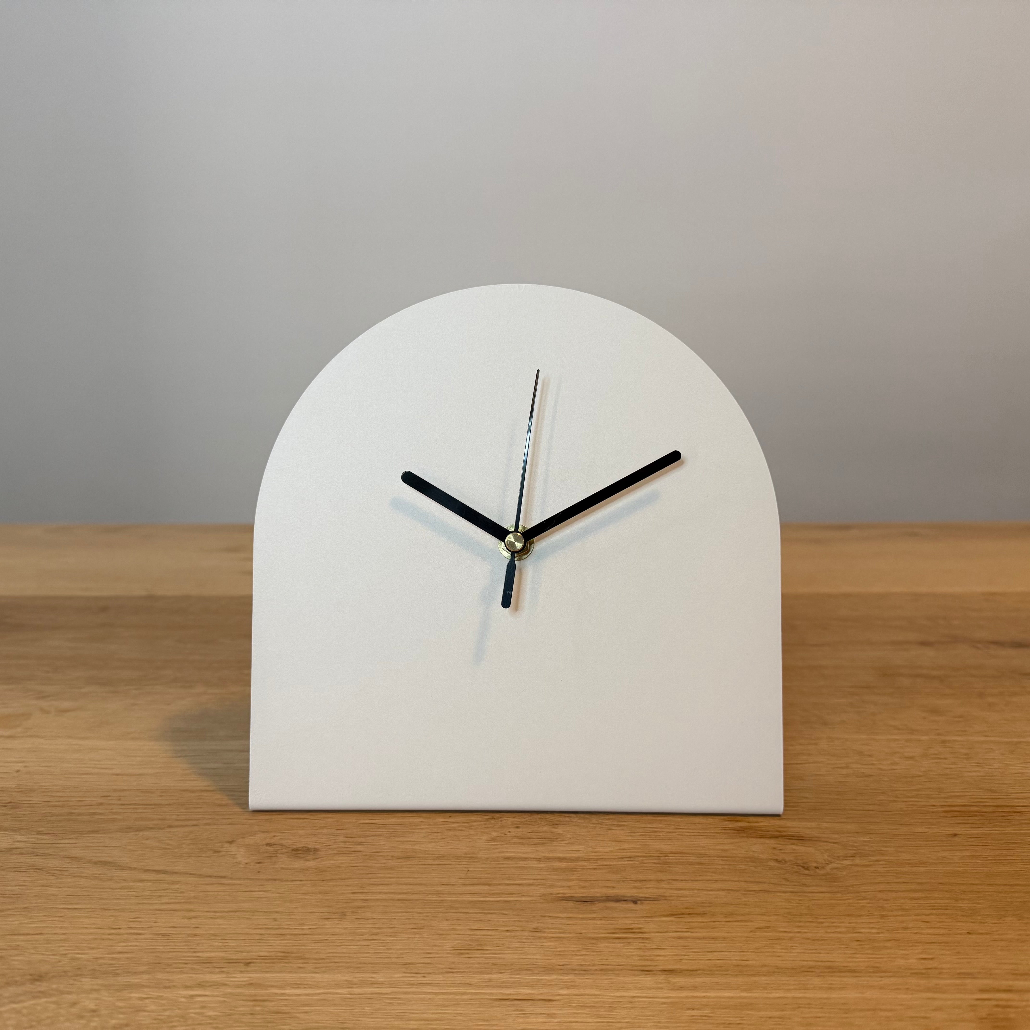 Stalen tafelklok BURGL in kleurcoating, minimalistisch Nederlands design