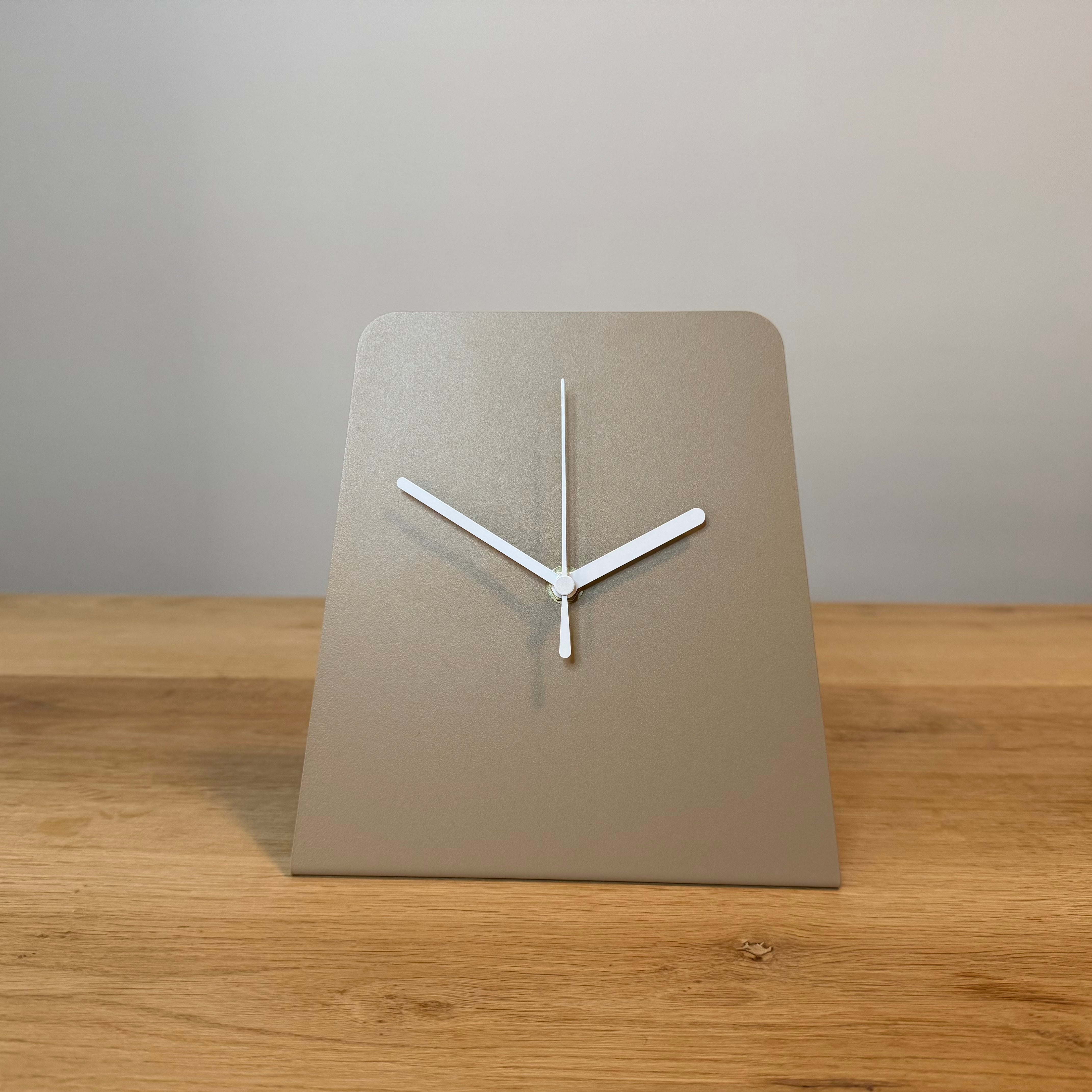 Design tafelklok TOTH van gepoedercoat staal, strak Nederlands ontwerp