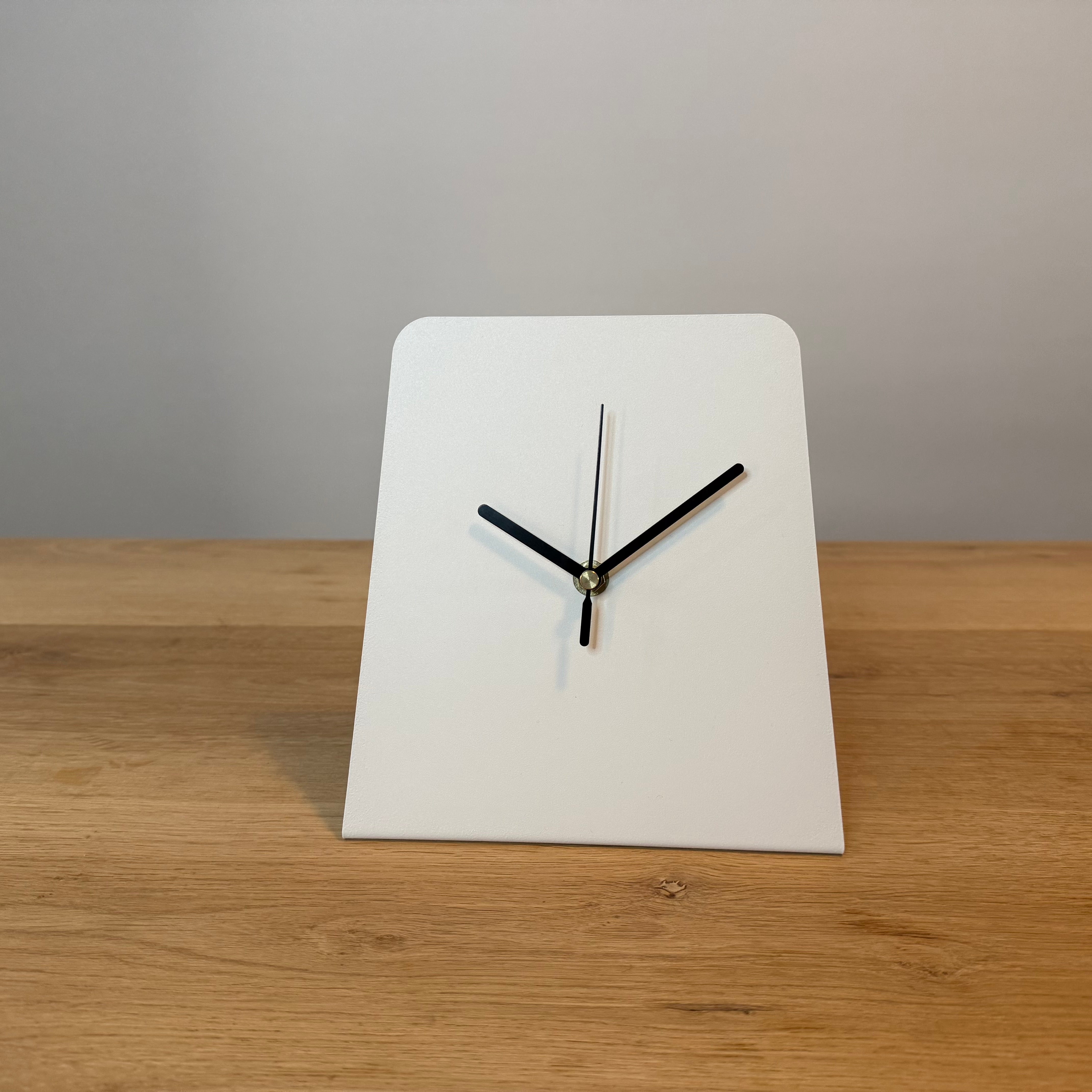 Design tafelklok TOTH van gepoedercoat staal, strak Nederlands ontwerp