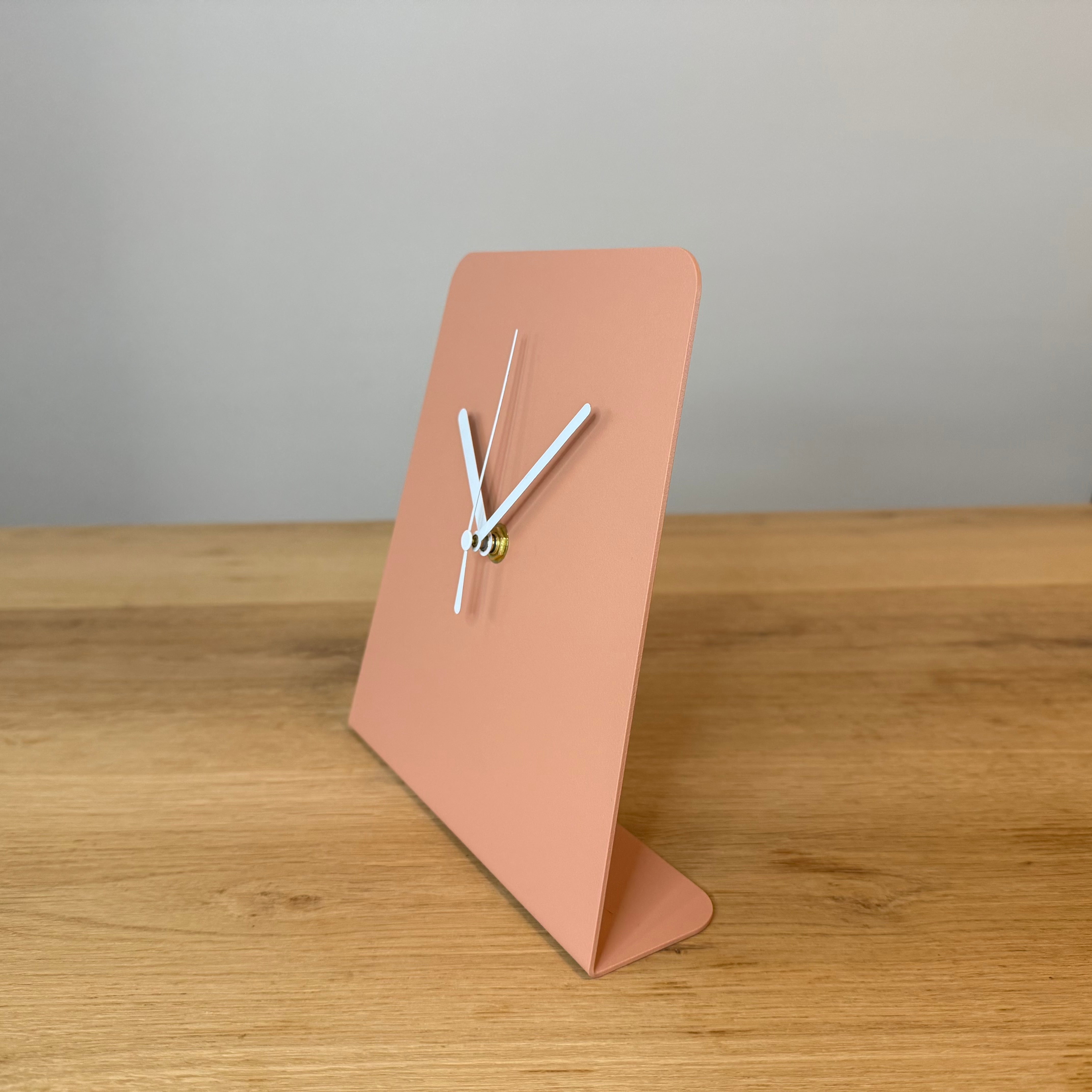 Design tafelklok TOTH van gepoedercoat staal, strak Nederlands ontwerp