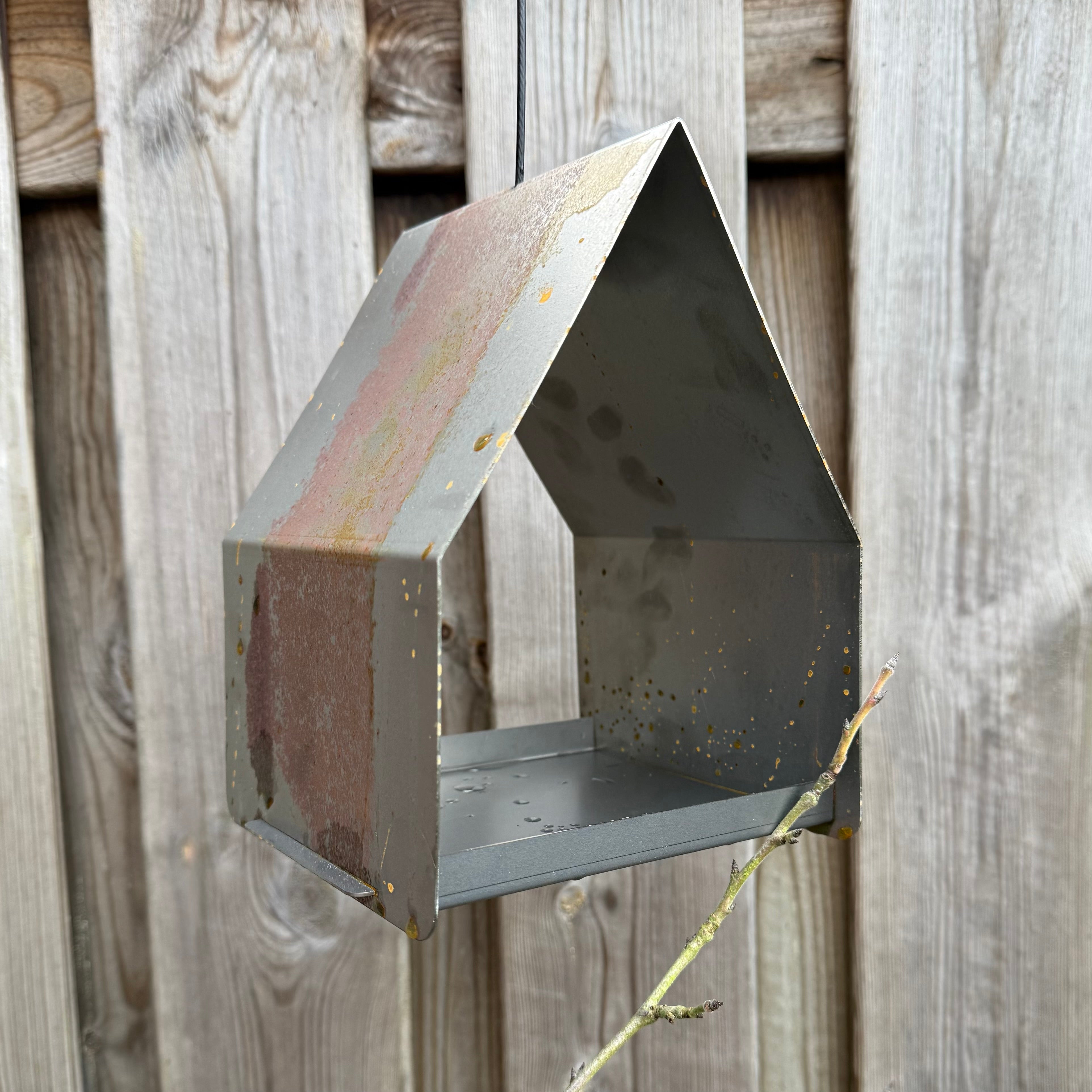 Hangend vogelvoederhuis HAVEN van cortenstaal met RVS haak, roestkleurig design voor tuin of balkon