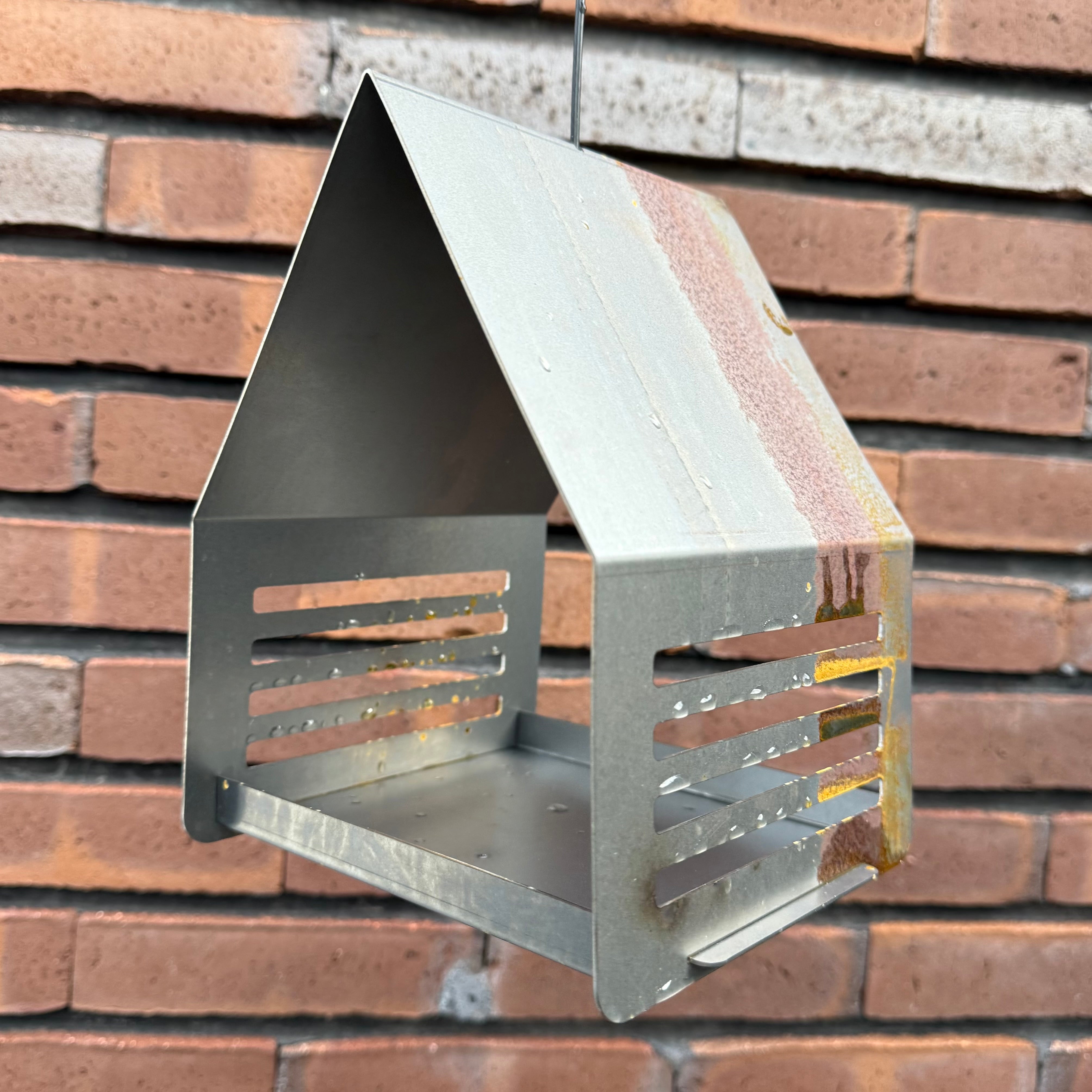 Hangend vogelvoederhuis RUST van cortenstaal met roestkleur, modern design voor tuin of balkon