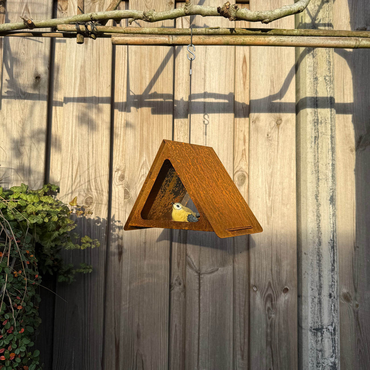 Hangend Vogelvoederhuis BETA van cortenstaal met RVS haakje en staaldraad.