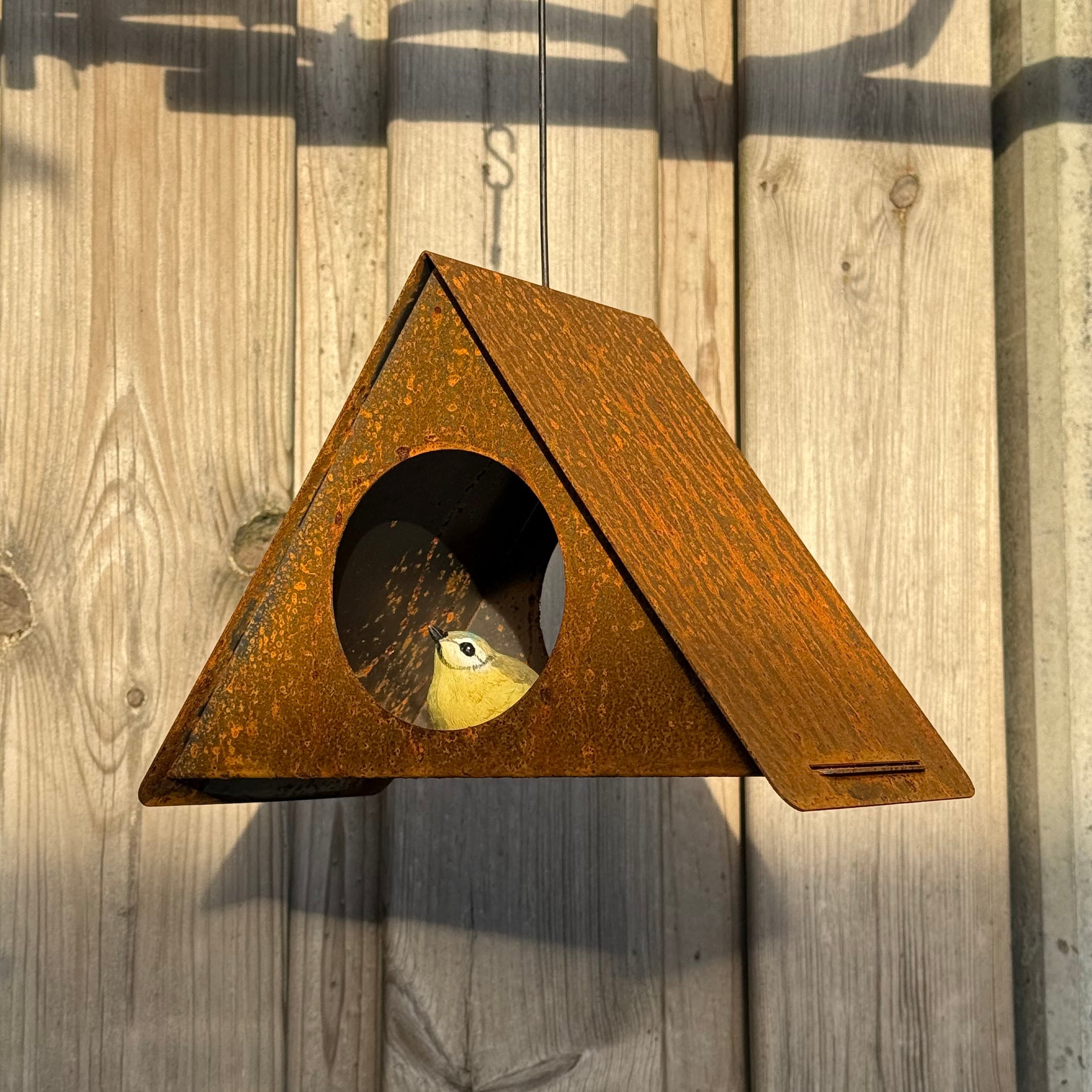 Hangend Vogelvoederhuis ALPHA van cortenstaal met RVS haakje en staaldraad.