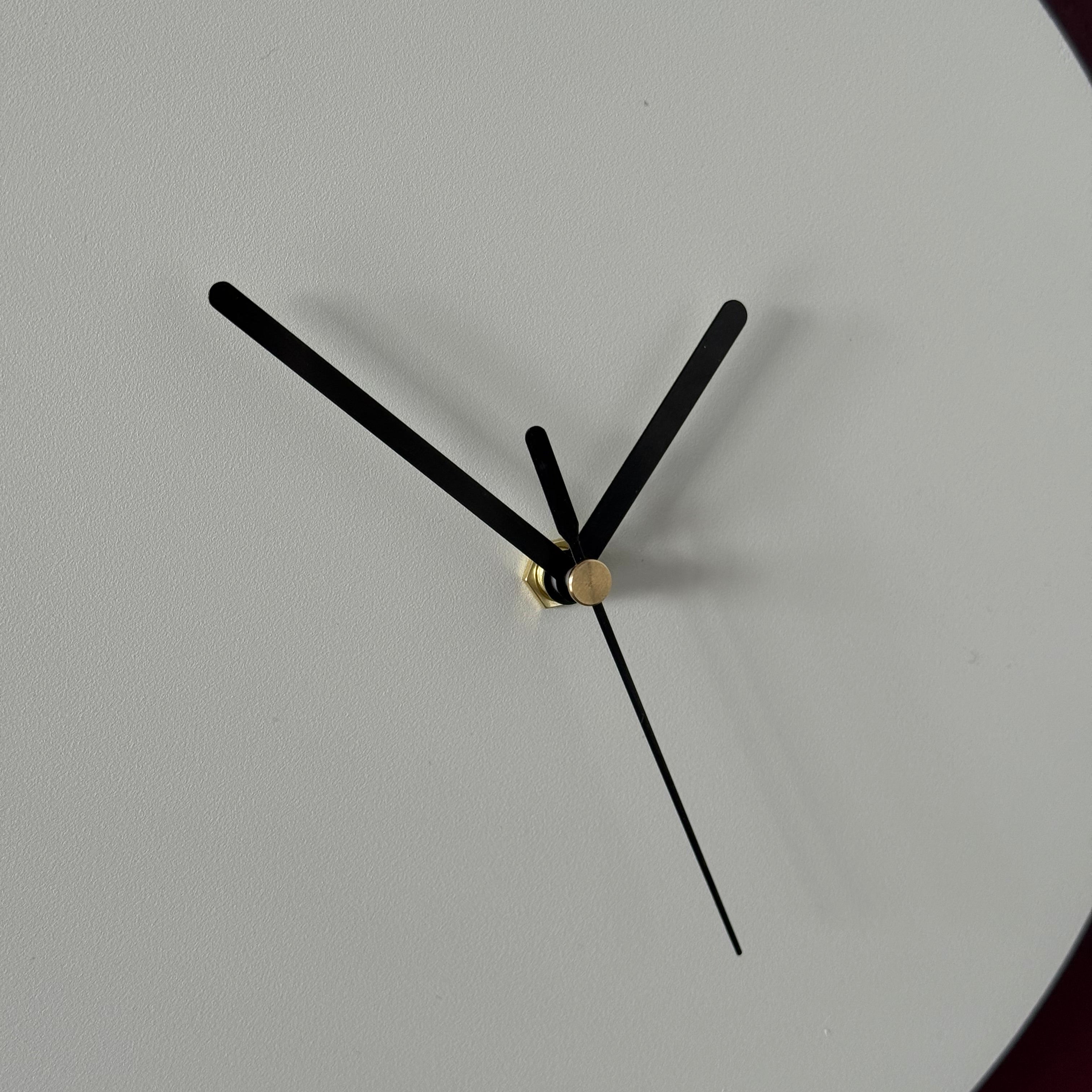 Klok ECLIPSE – ronde wandklok van zwart staal met stil uurwerk