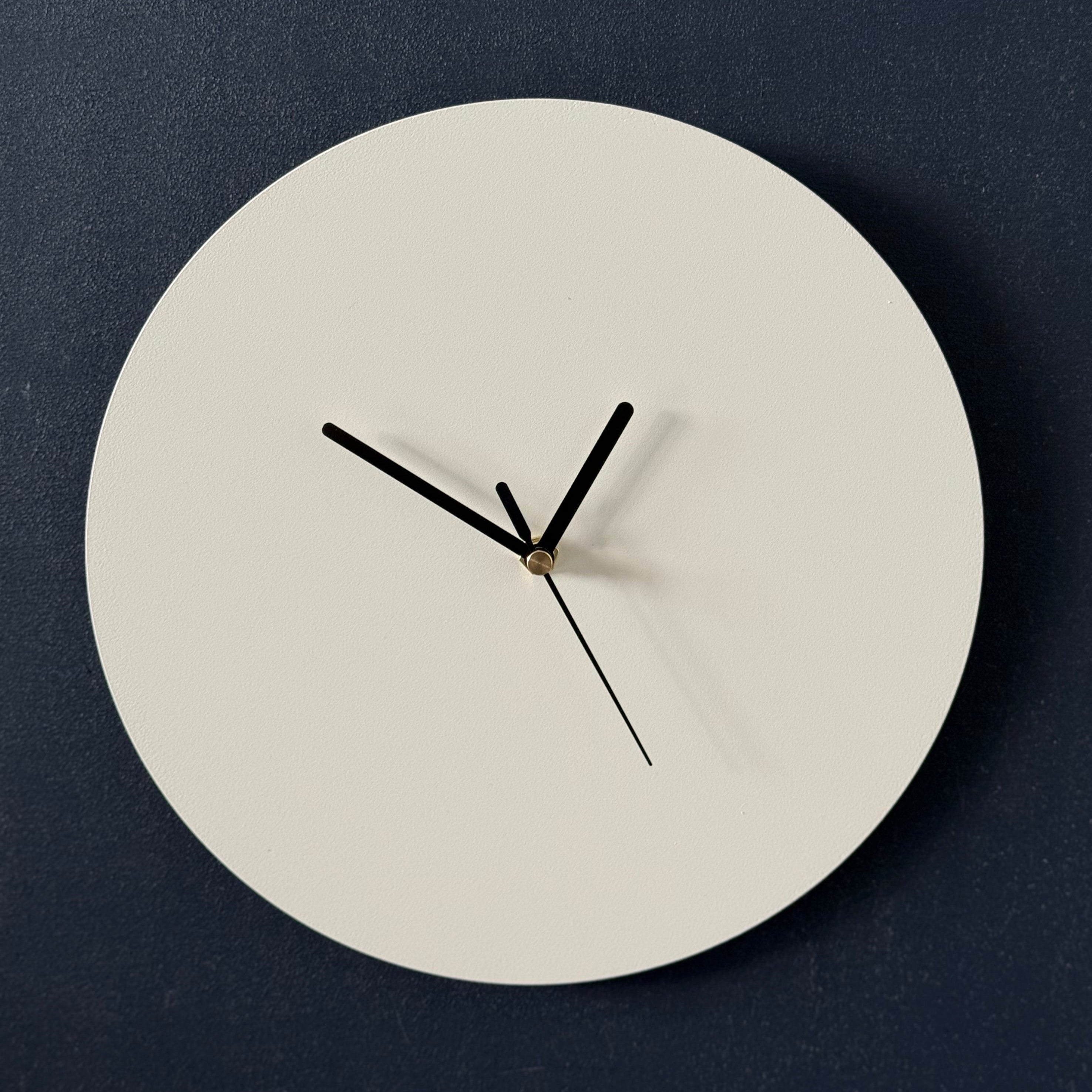 Klok ECLIPSE – ronde wandklok van zwart staal met stil uurwerk