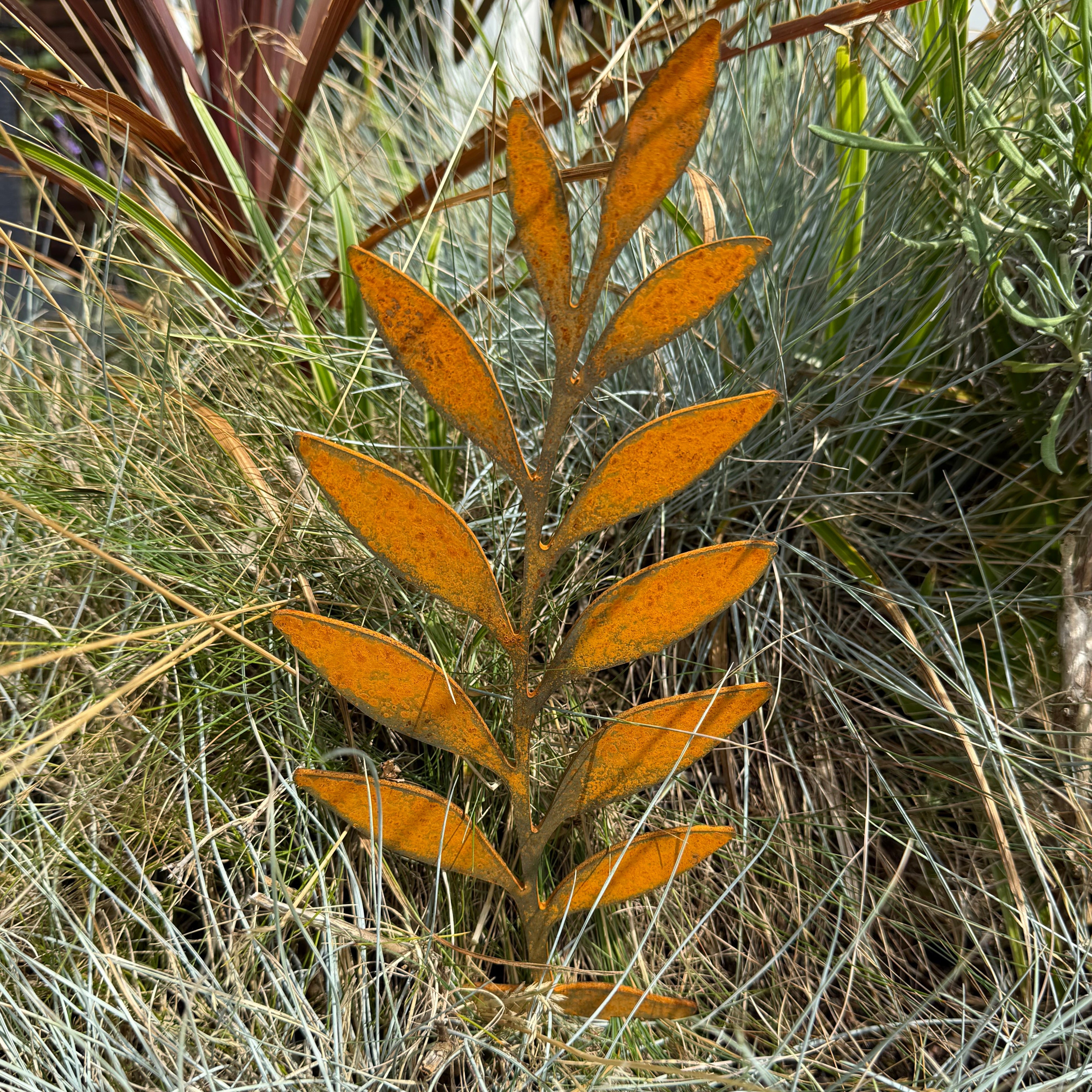 Tuinvorm BUDSHAPE – cortenstalen varenvormige tuinvorm met grondpin