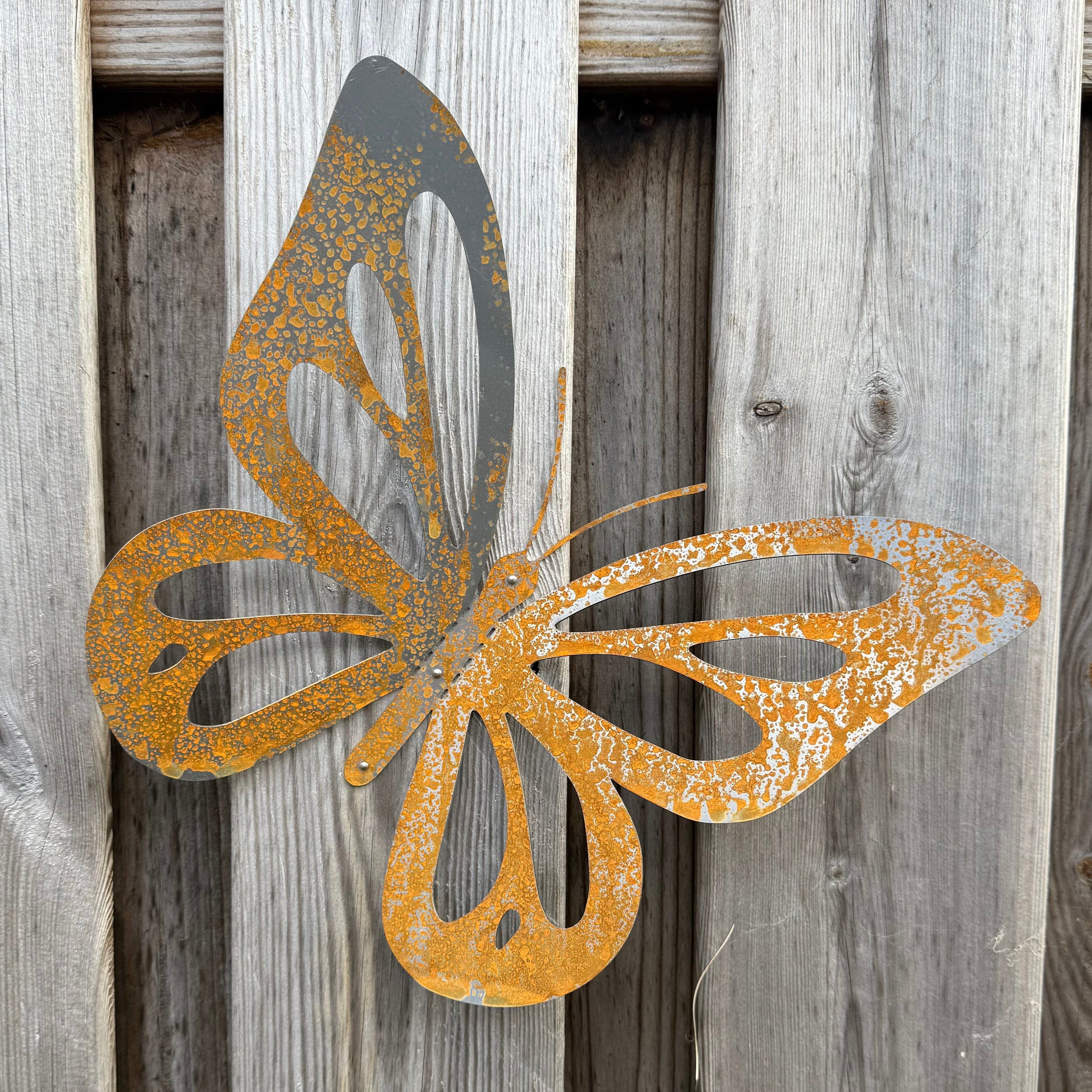 Tuinvorm POKAM – grote wandvlinder van cortenstaal met buigbare vleugels