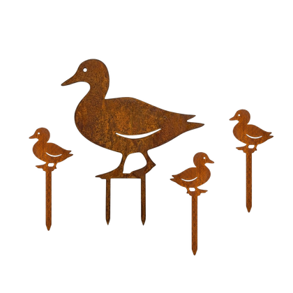 Tuinsteker QUACKFAM van Stalen Design, cortenstalen eend met baby eendje voor tuin, gras of border.