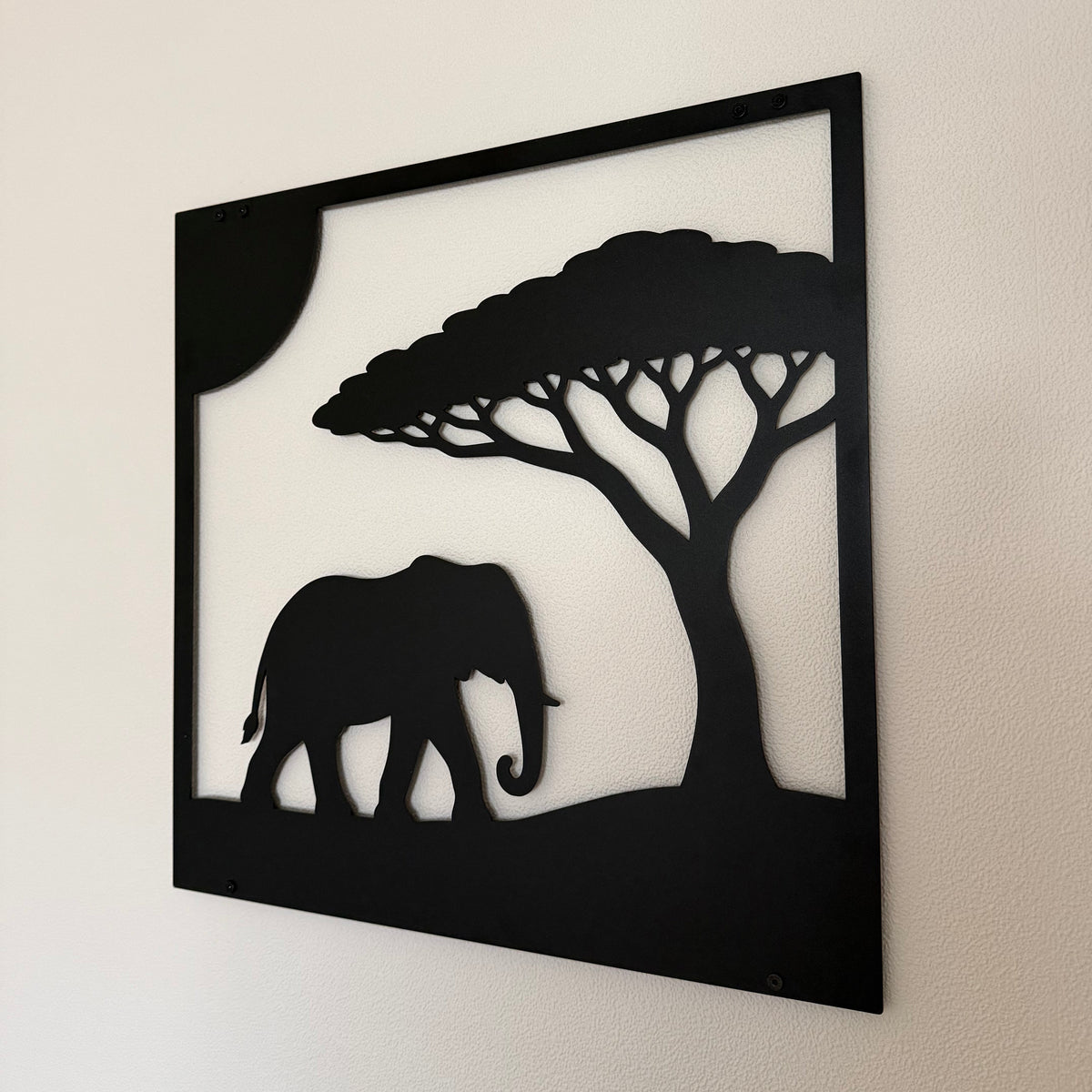 Stalen safari wanddecoratie met olifant als blikvanger in een interieur
