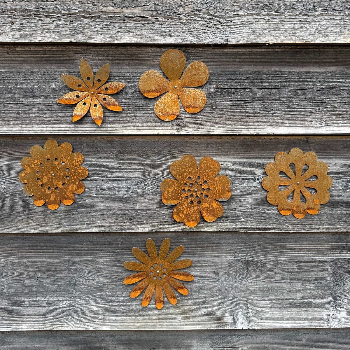 Tuinvorm FLEURIG met cortenstalen bloemen voor aan de wand