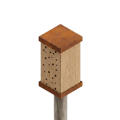 Bijenhotel BEEPOST van Stalen Design, cortenstalen bijenhotel met eiken blok en bijengaten voor wilde bijen.