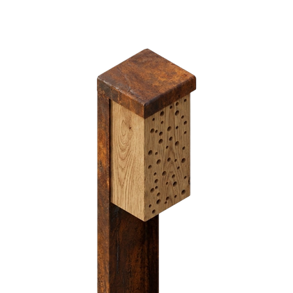Bijenhotel BIZZ van Stalen Design, cortenstalen paal met geïntegreerd eiken bijenhotel voor wilde bijen.