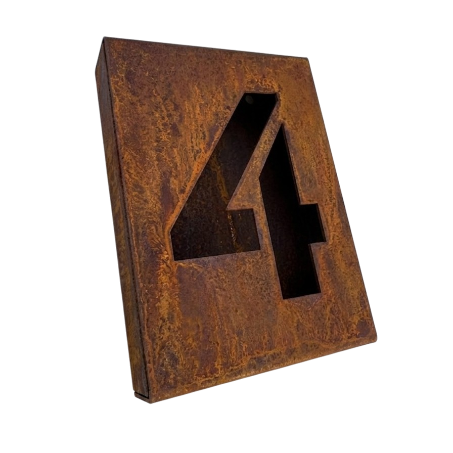 Compact huisnummerbord van cortenstaal met roestpatina, geschikt voor nummers en letters, voor gevels van woningen en bedrijfspanden.