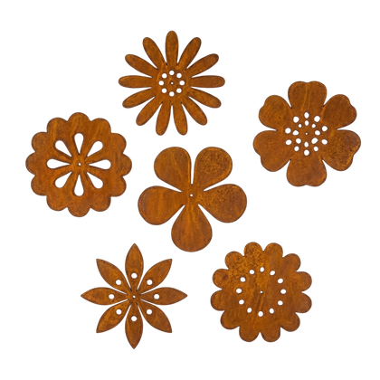 Tuinvorm FLEURIG van Stalen Design, set van 6 cortenstalen wandbloemen van circa 10 x 10 cm per stuk.