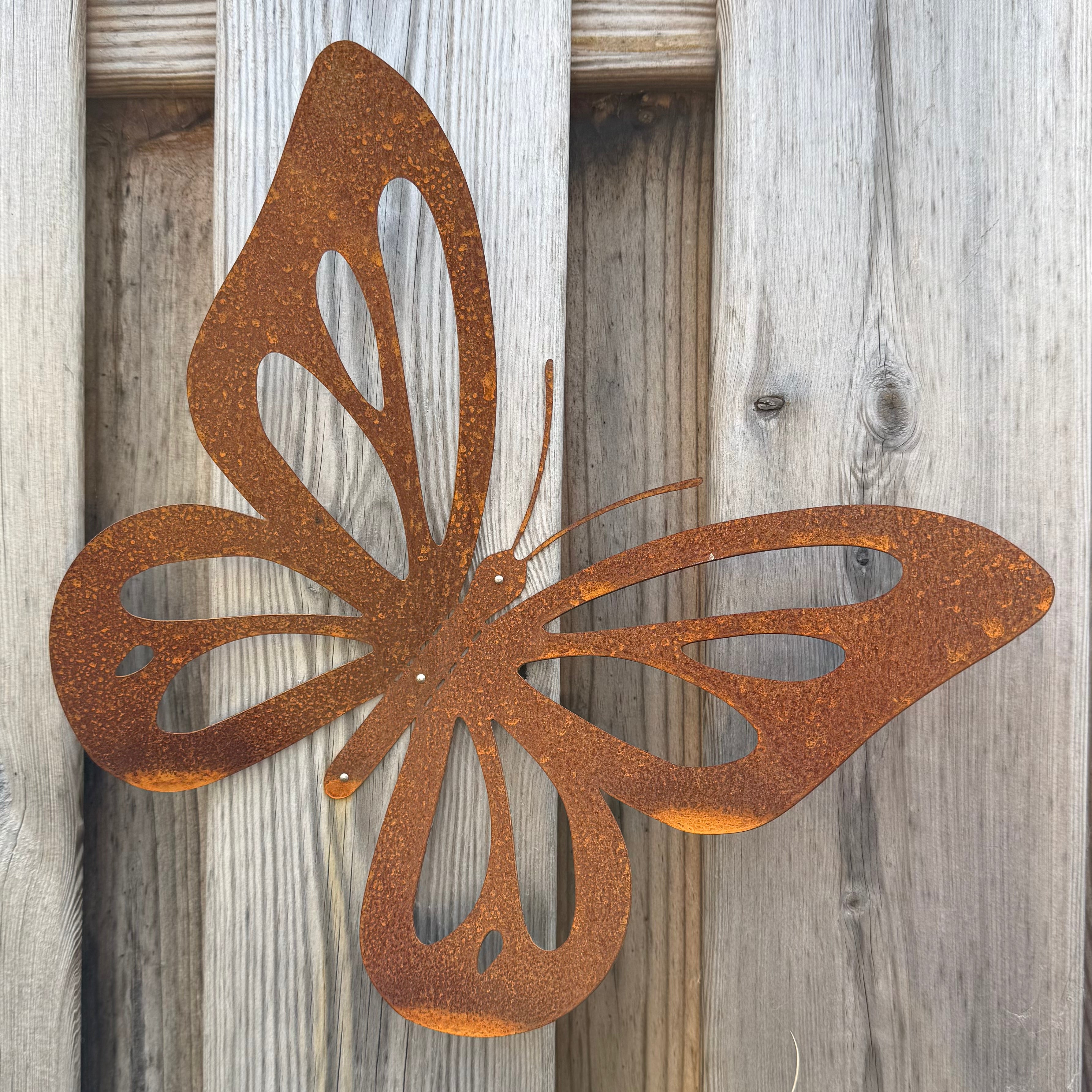 Tuinvorm POKAM – grote wandvlinder van cortenstaal met buigbare vleugels