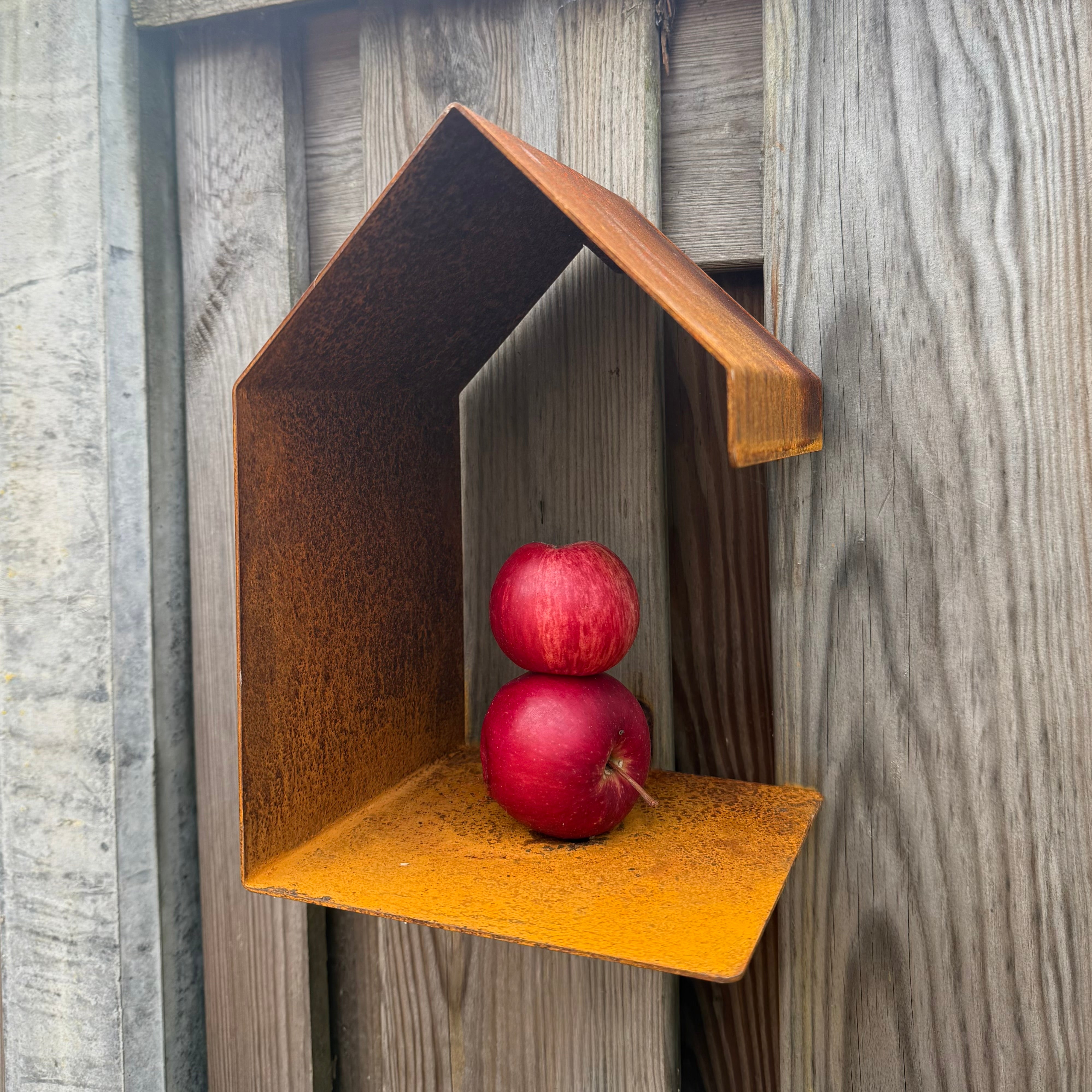 Vogelvoederhuis BITE – wandvoederhuisje met appelpin, vierkant model