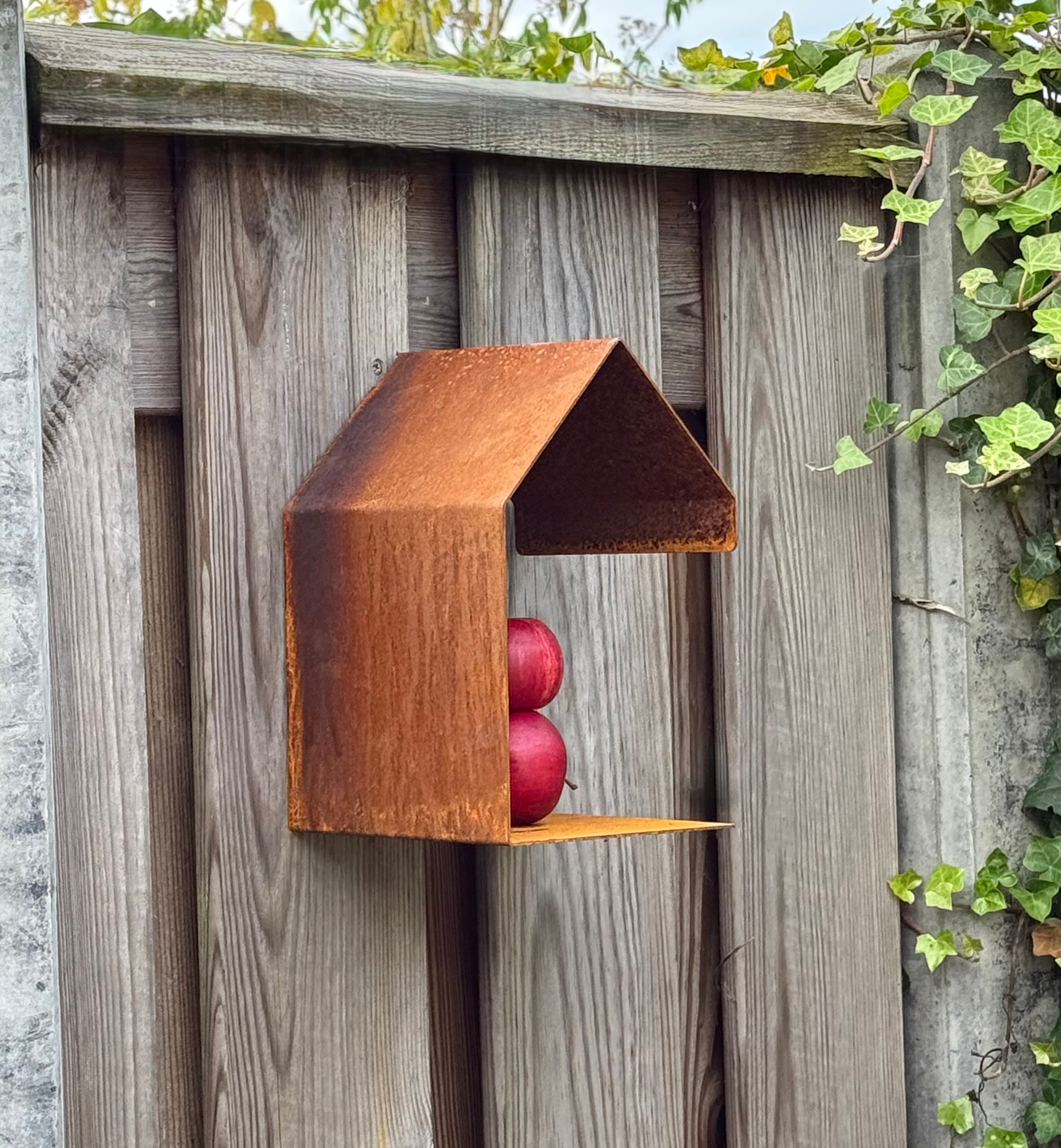 Vogelvoederhuis BITE – wandvoederhuisje met appelpin, vierkant model