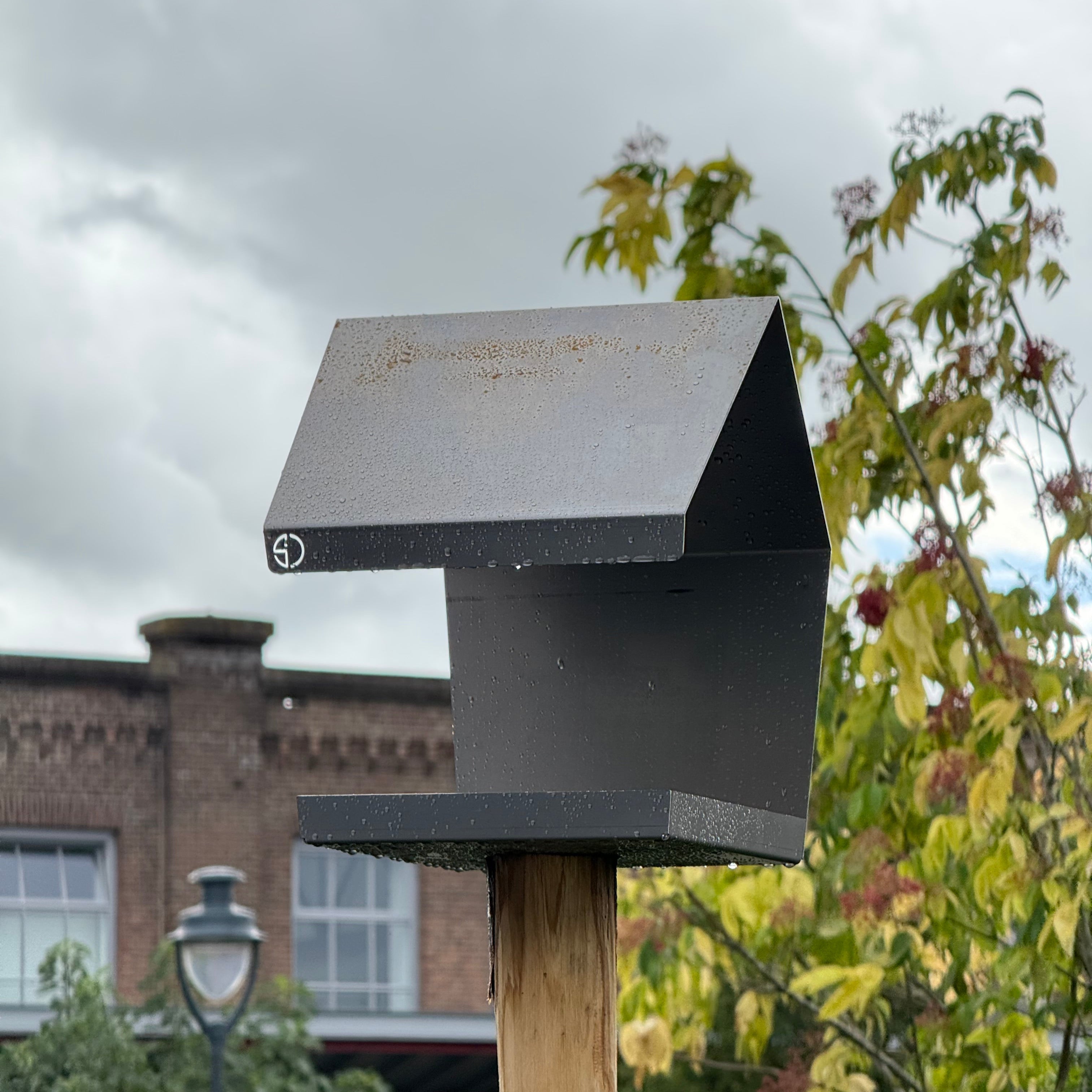 Vogelvoederhuis FALCON – cortenstalen paalmodel vogelhuis