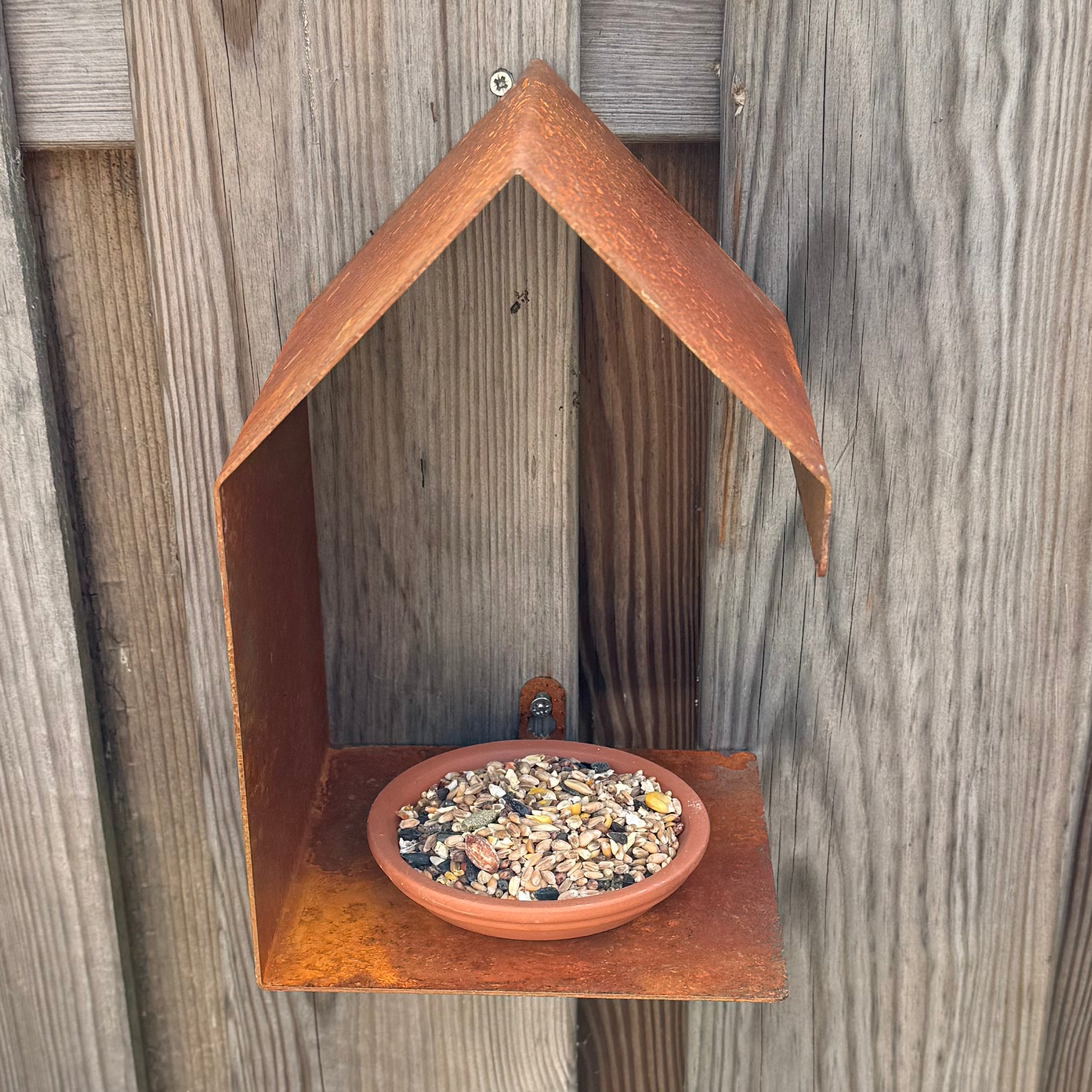 Vogelvoederhuis BITE – wandvoederhuisje met appelpin, vierkant model