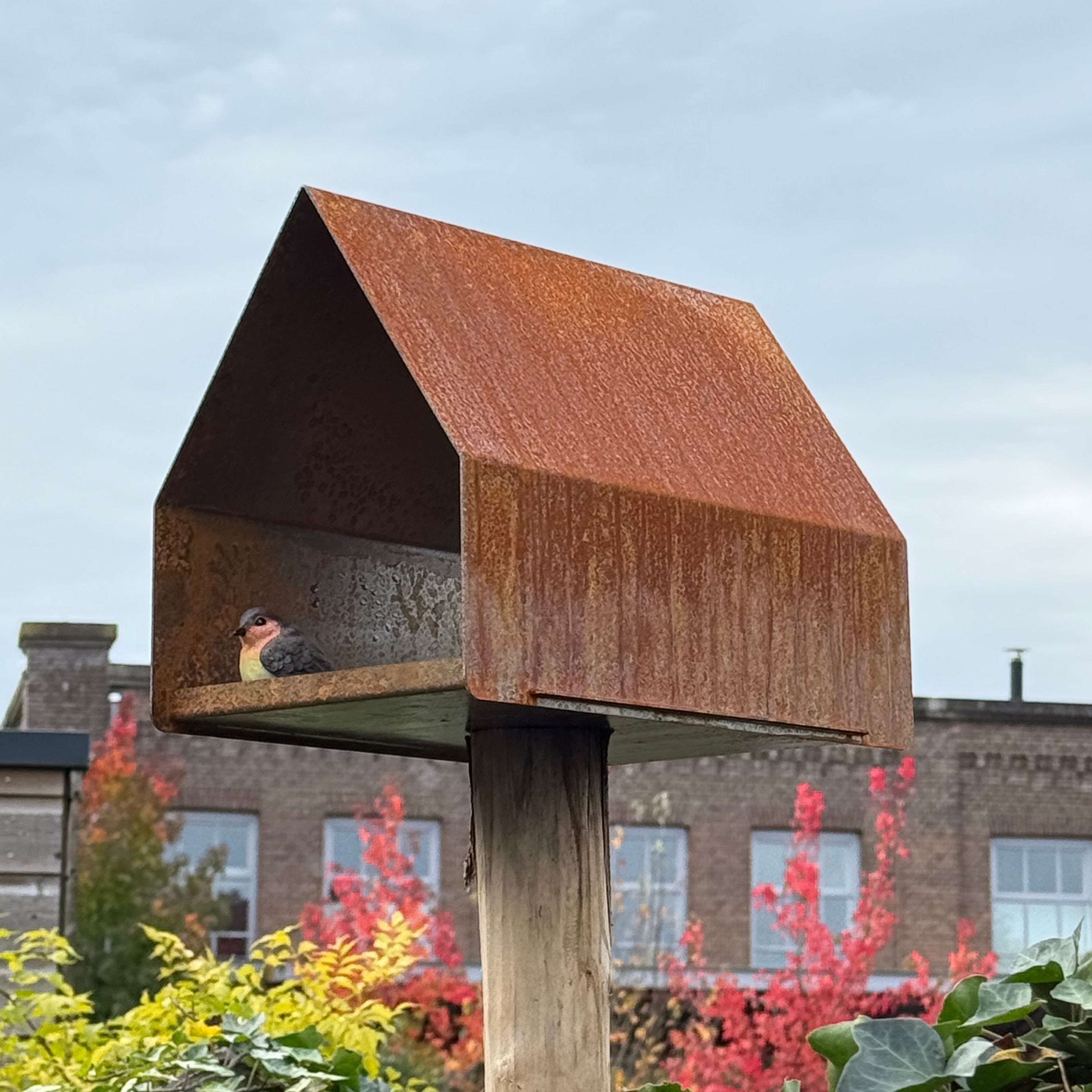 Vogelvoederhuis LUMOS van cortenstaal met zadeldak, paalmodel van Stalen Design