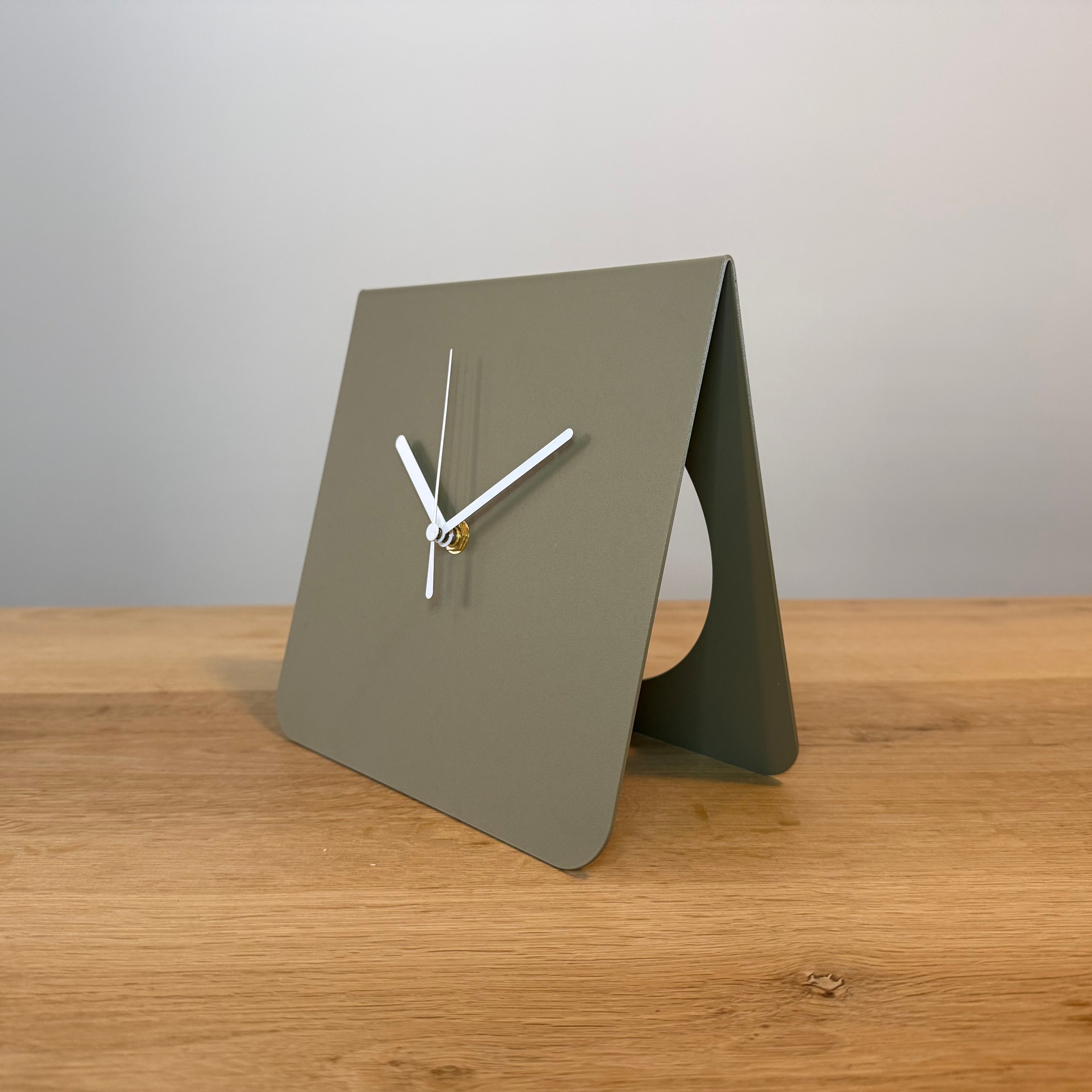 Tafelklok ROSS van gepoedercoat staal in kleur, modern Nederlands design