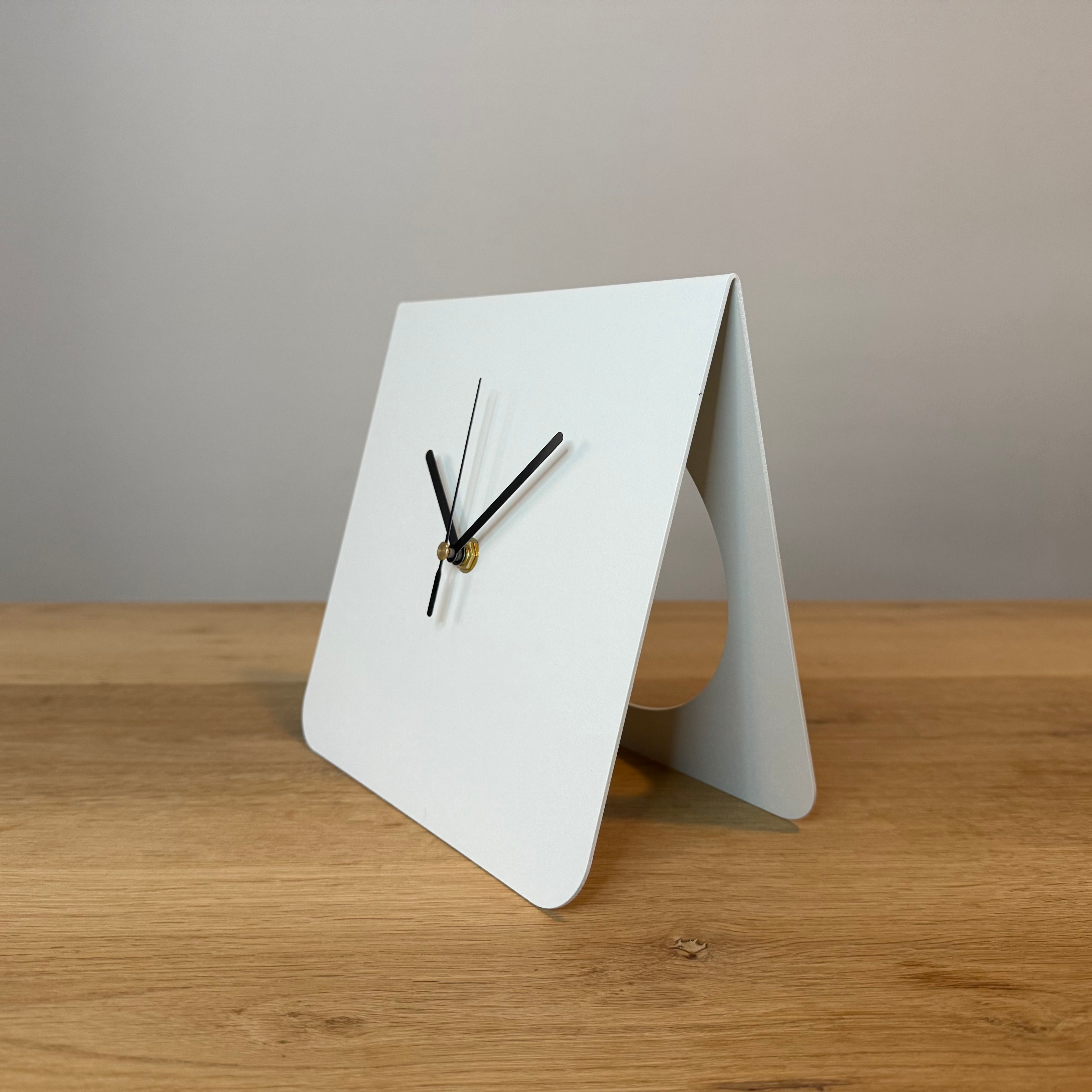 Tafelklok ROSS van gepoedercoat staal in kleur, modern Nederlands design