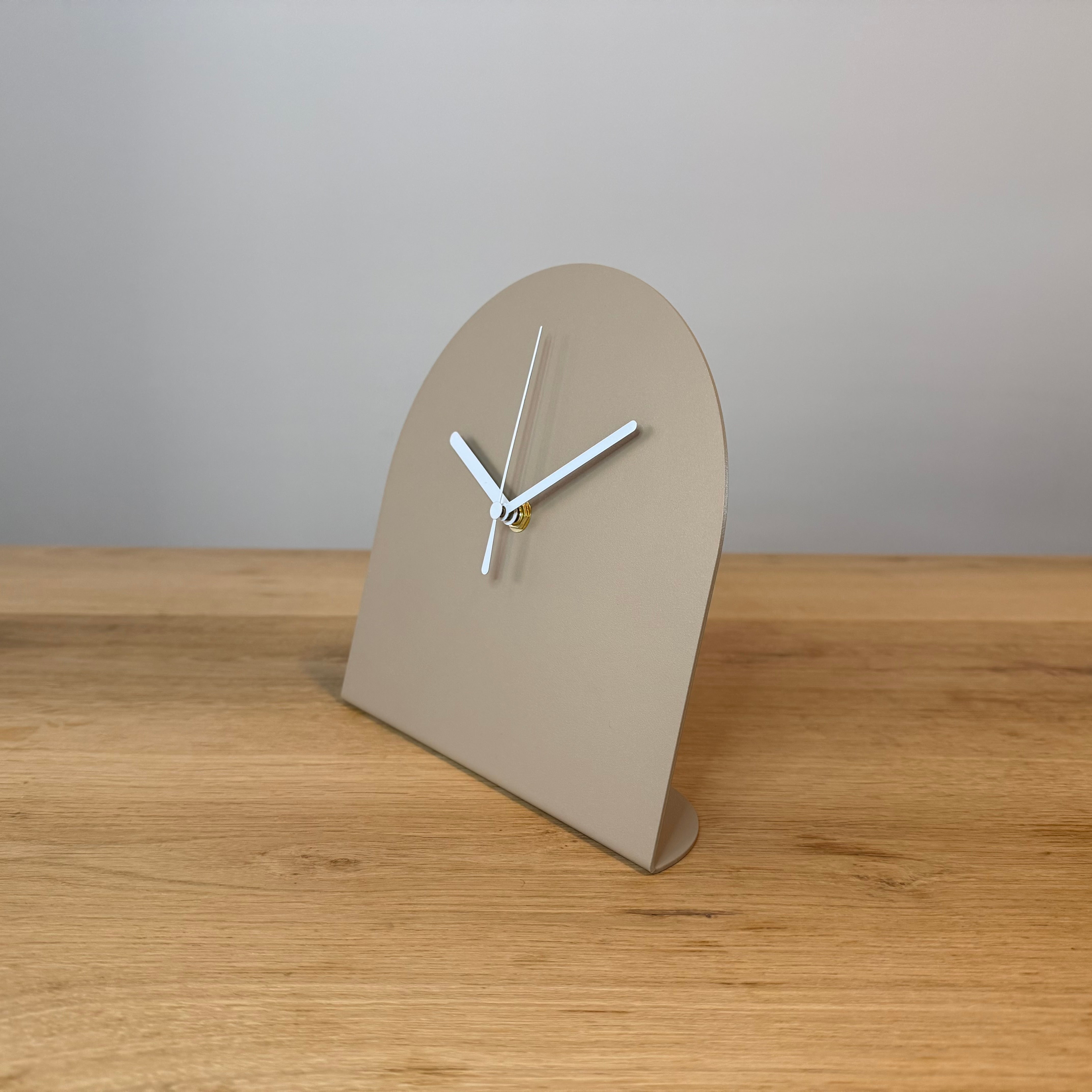 Stalen tafelklok BURGL in kleurcoating, minimalistisch Nederlands design