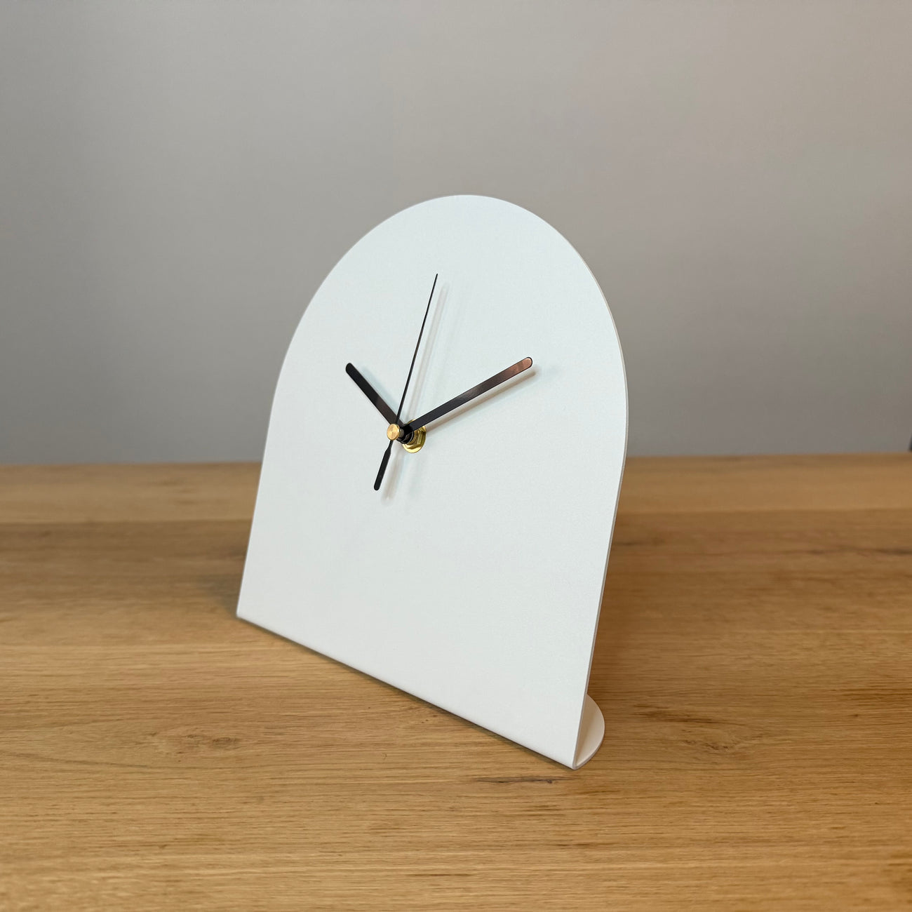 Stalen tafelklok BURGL in kleurcoating, minimalistisch Nederlands design