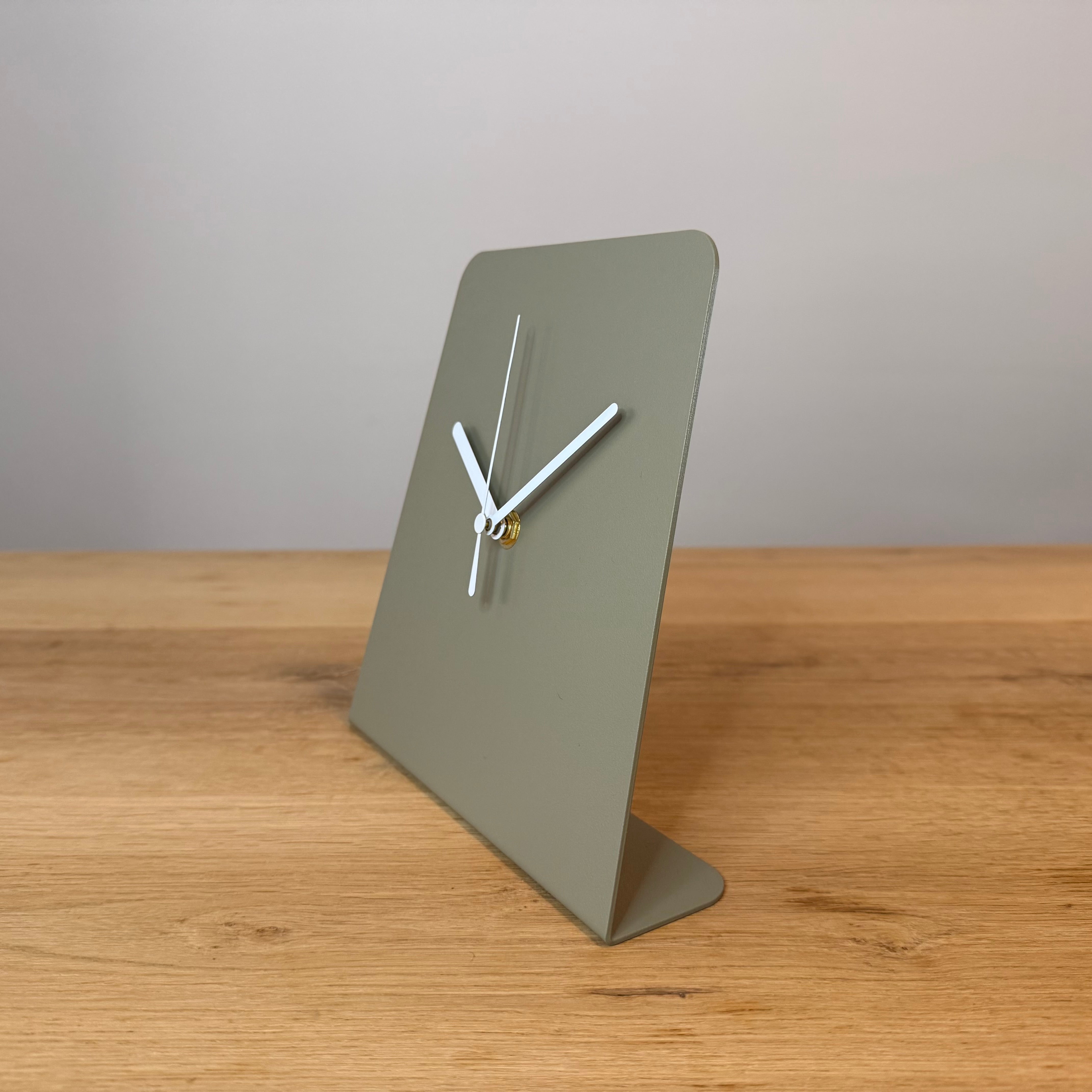 Design tafelklok TOTH van gepoedercoat staal, strak Nederlands ontwerp