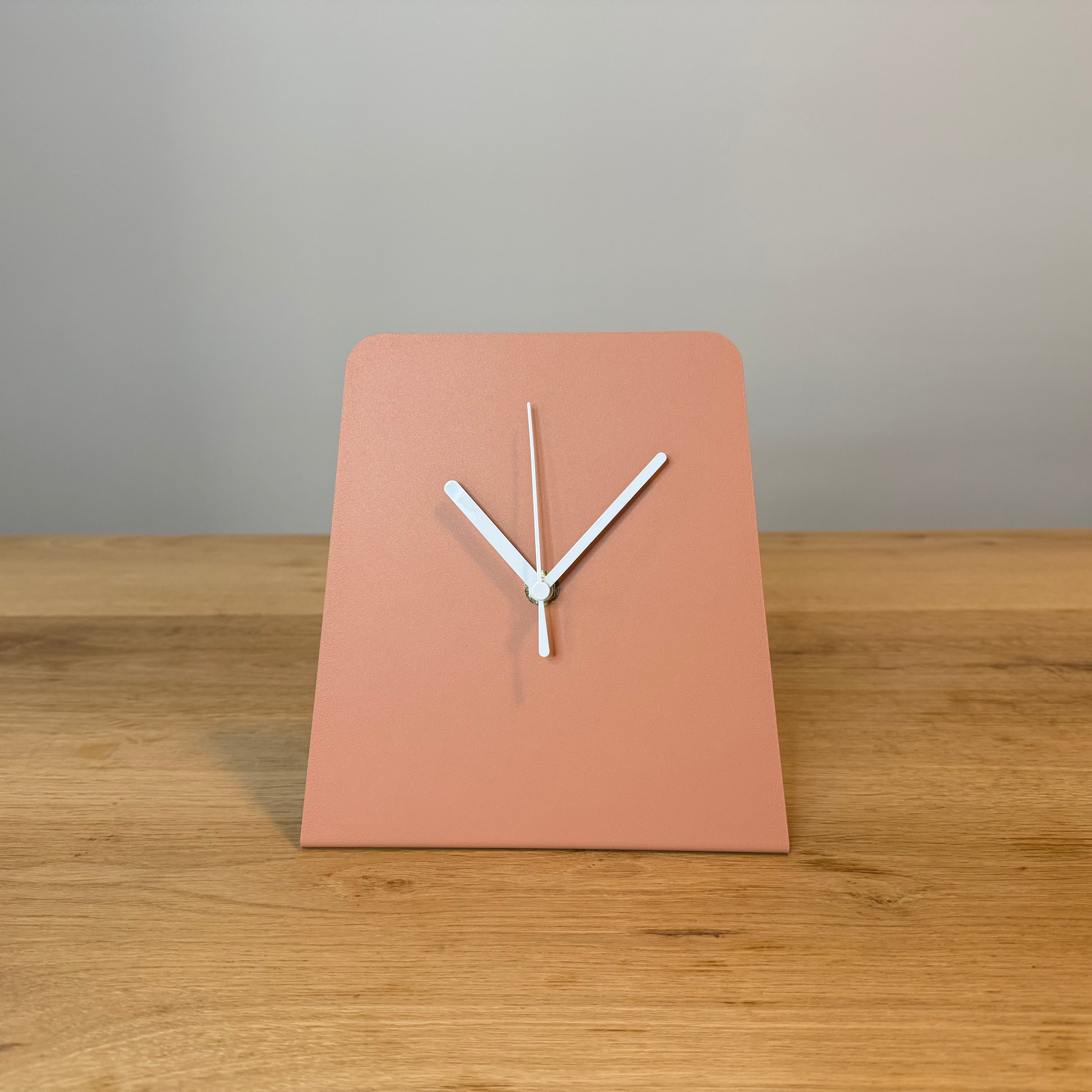 Design tafelklok TOTH van gepoedercoat staal, strak Nederlands ontwerp