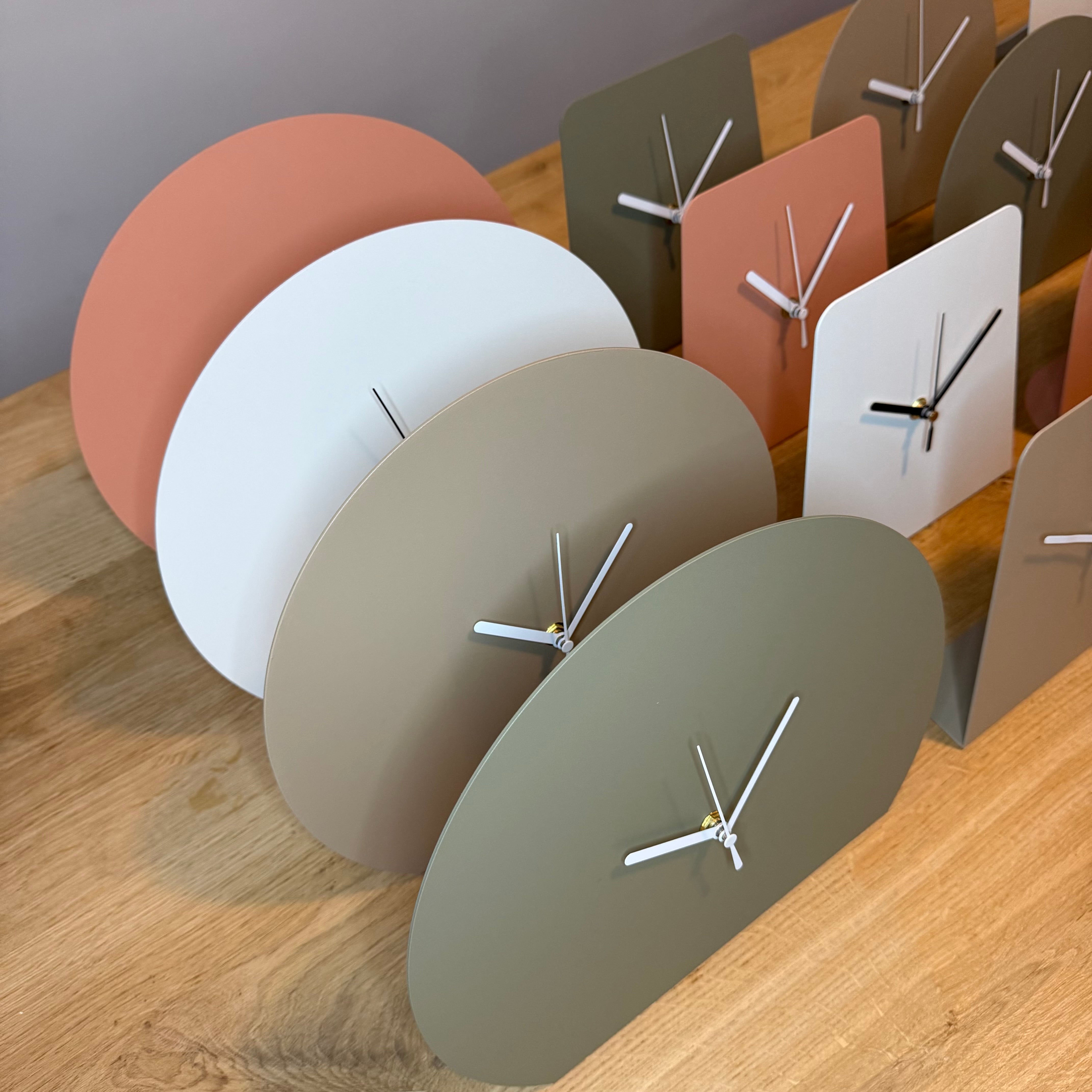 Klok DRIFT, moderne wandklok met strak en minimalistisch ontwerp.