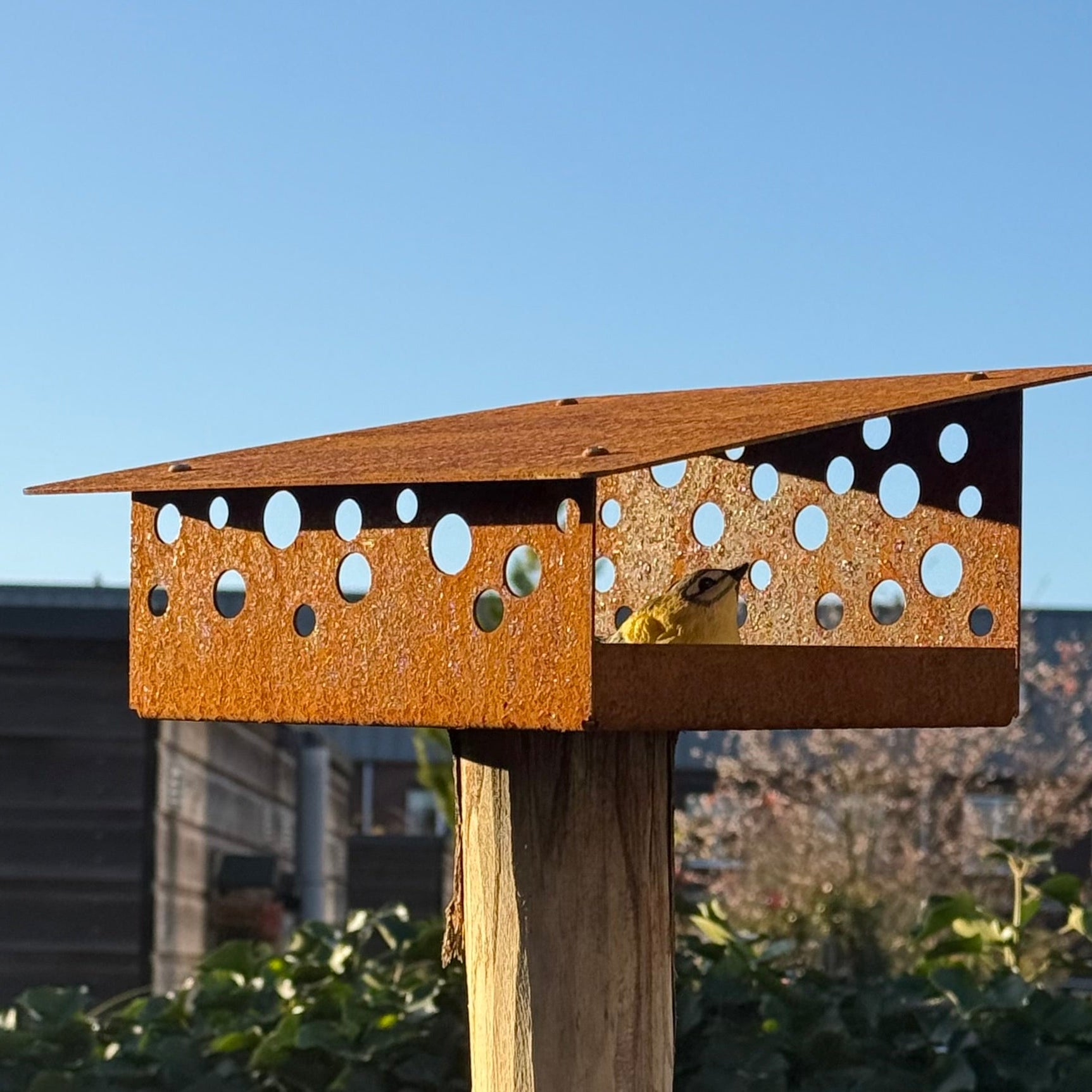 Vogelvoederhuis SOLEIL van cortenstaal met lessenaarsdak voor montage op paal