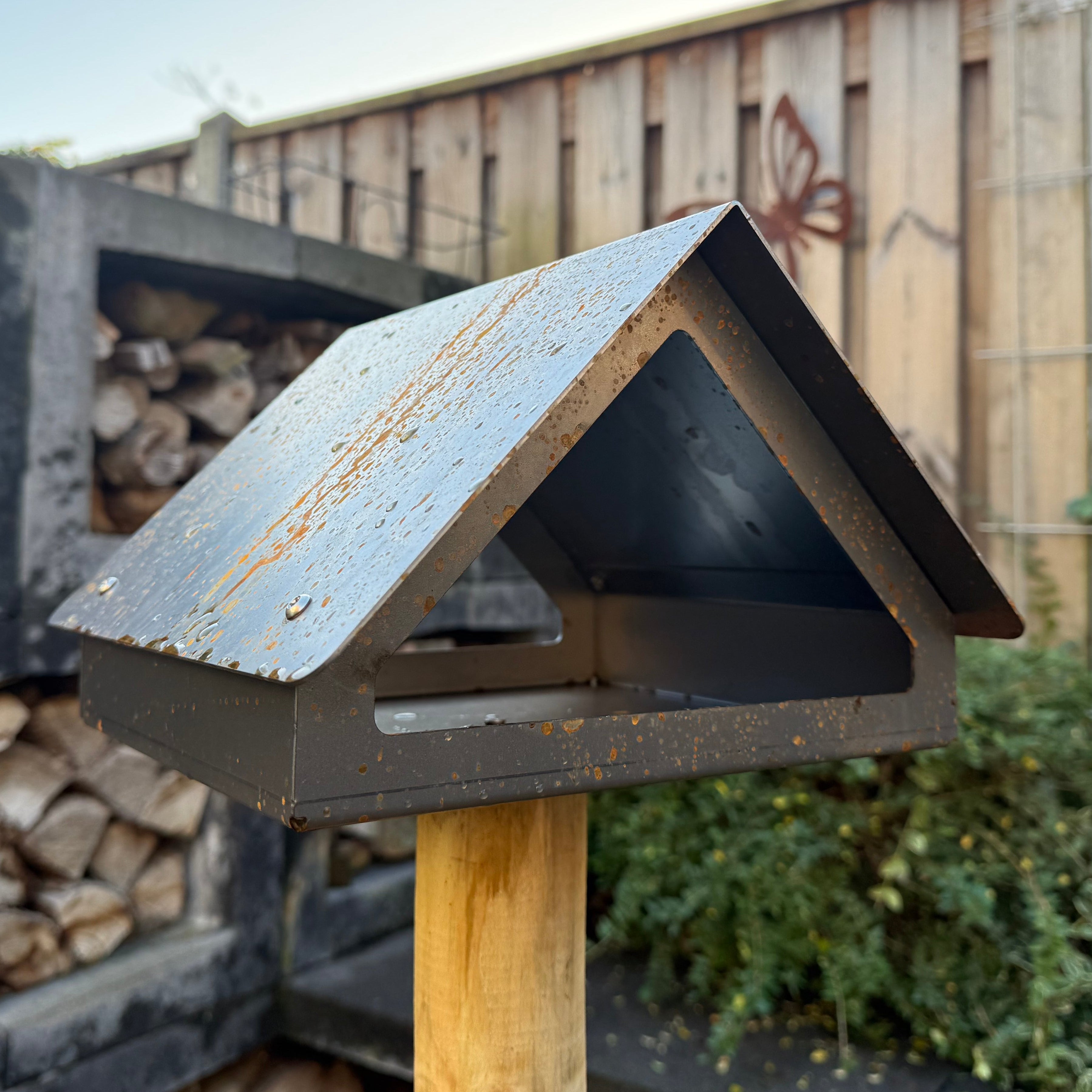 Vogelvoederhuis WINK van cortenstaal met zadeldak, geschikt voor montage op paal