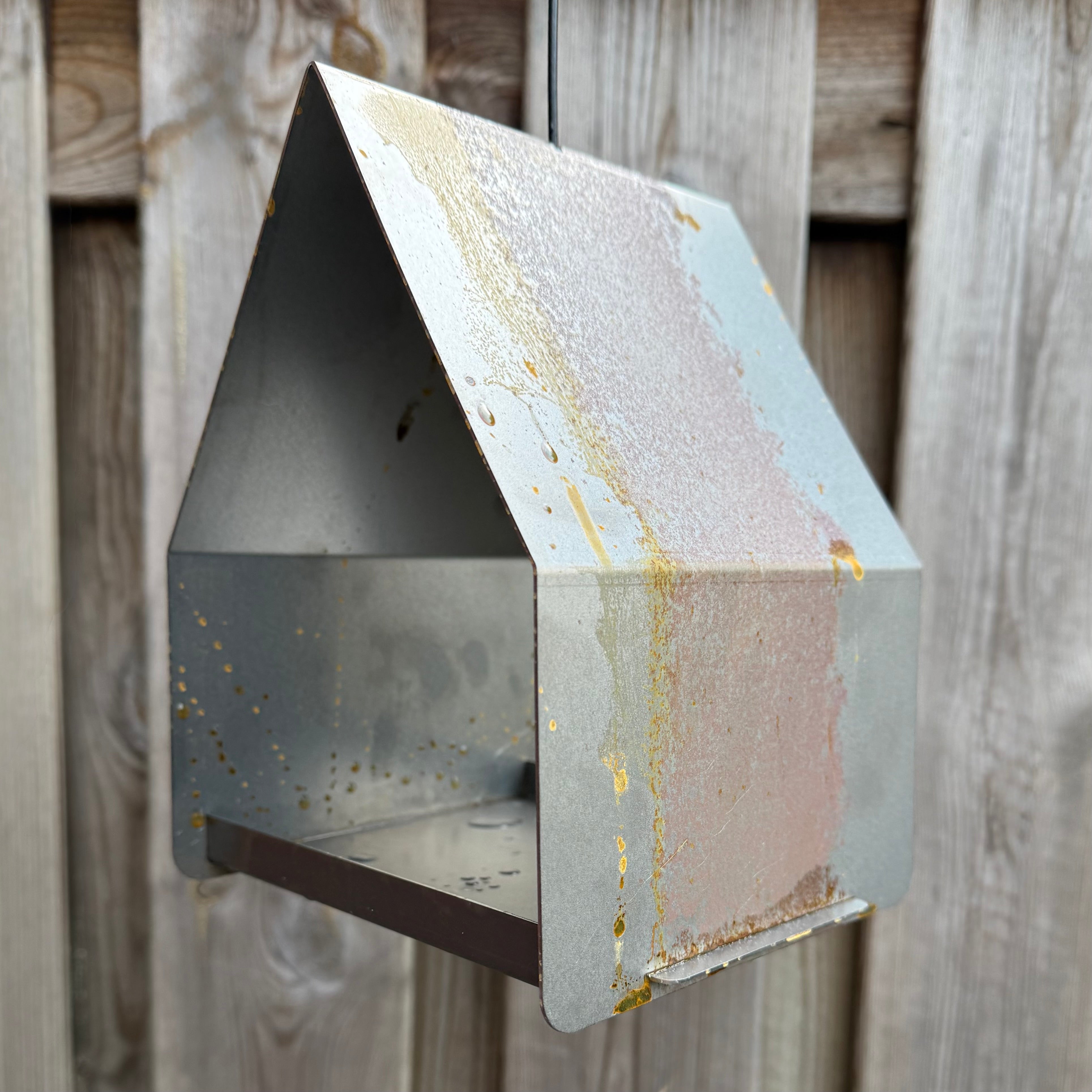 Hangend vogelvoederhuis HAVEN van cortenstaal met RVS haak, roestkleurig design voor tuin of balkon