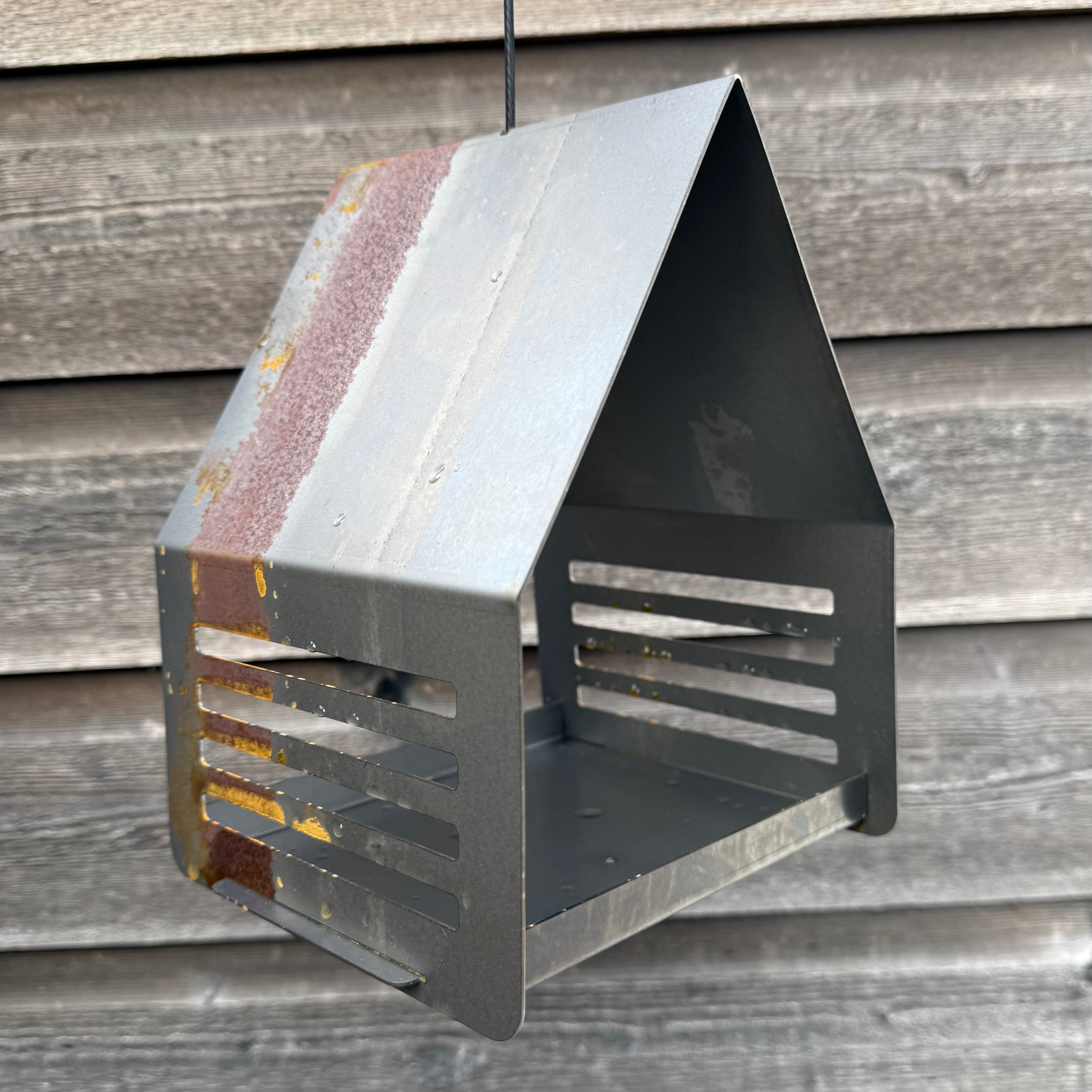 Hangend vogelvoederhuis RUST van cortenstaal met roestkleur, modern design voor tuin of balkon