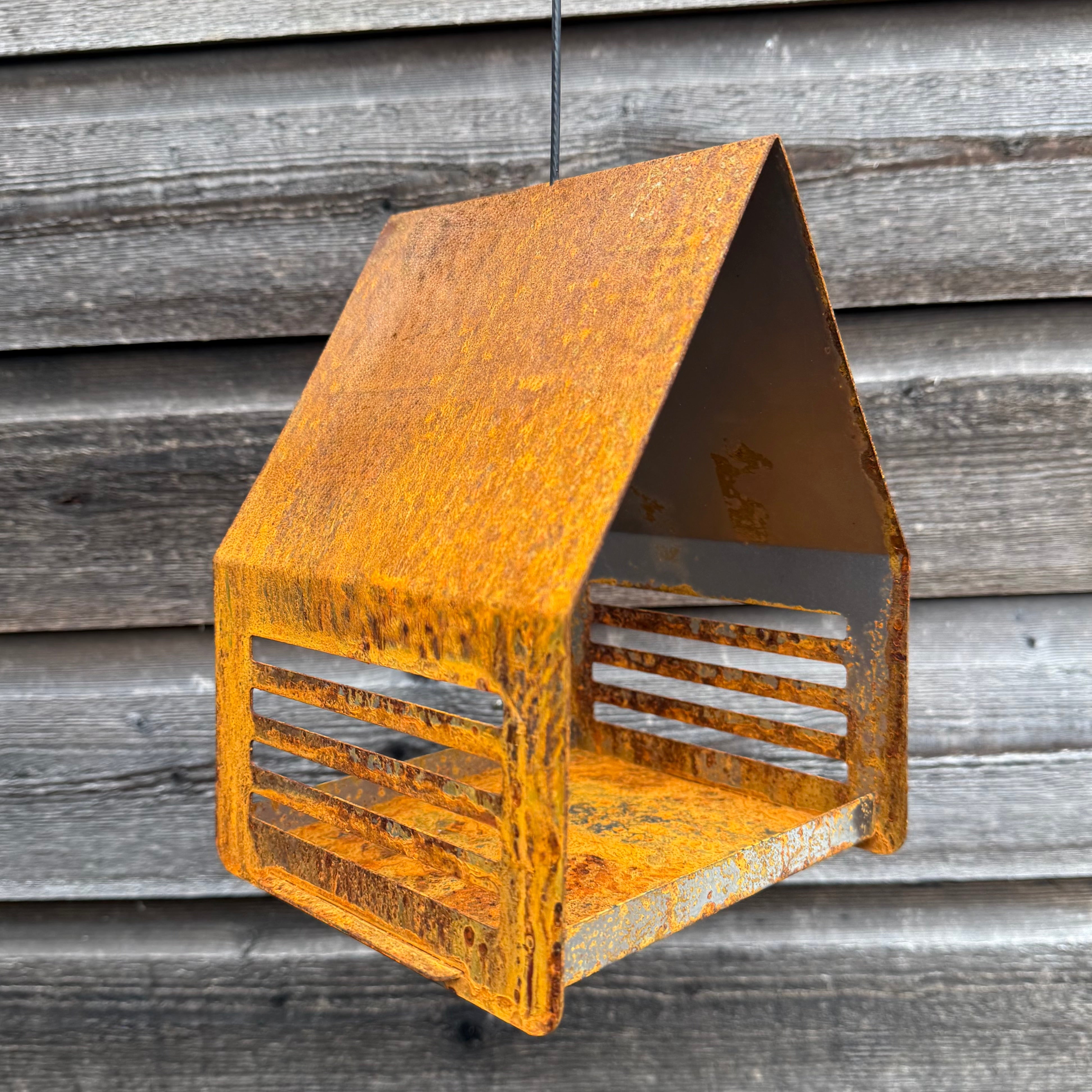 Hangend vogelvoederhuis RUST van cortenstaal met roestkleur, modern design voor tuin of balkon